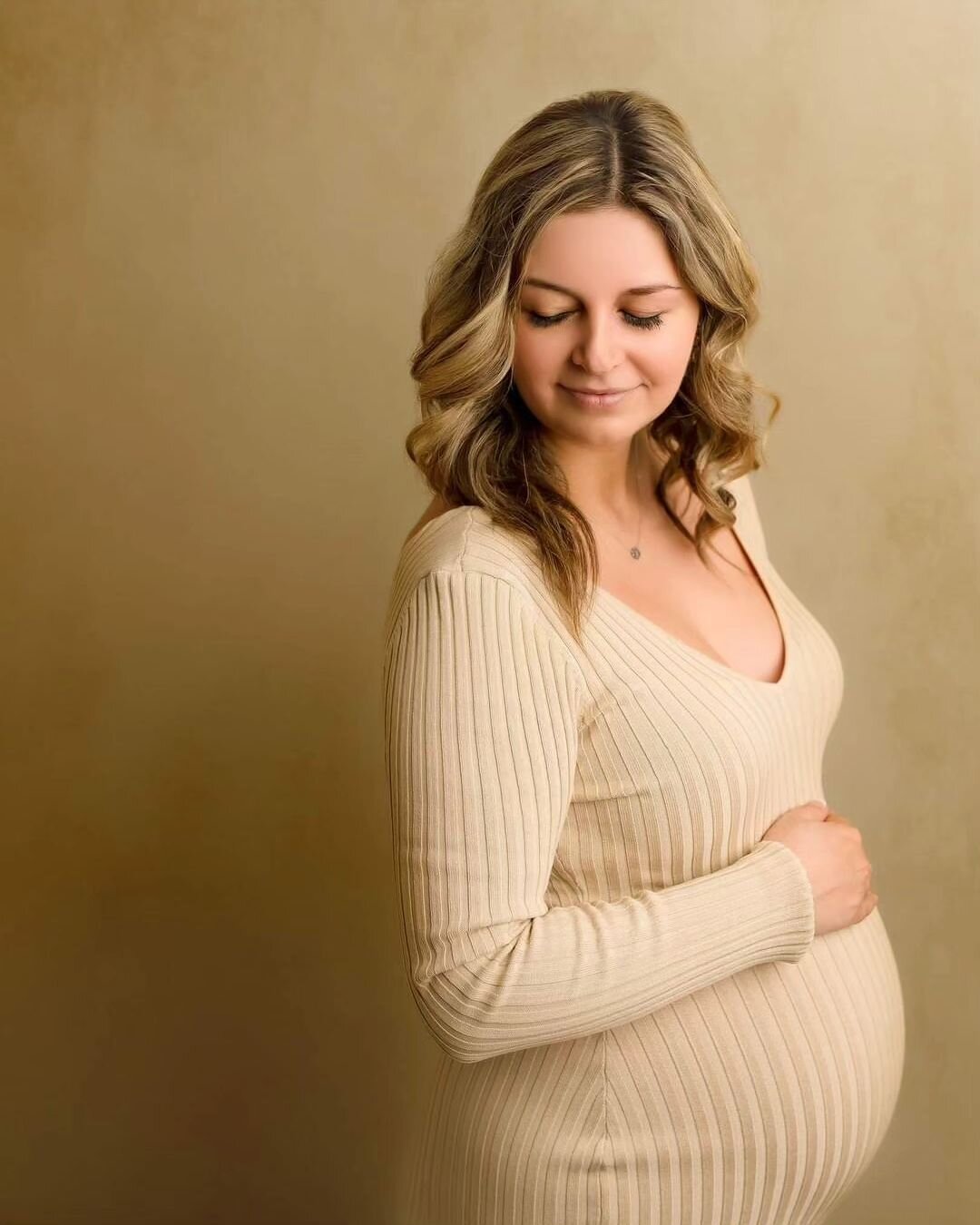 Another stunning Mama-to-be! It's so special and fun for me to have the opportunity to capture these moments for the families I work with 💖
#genevaillinois #genevamoms #maternityphotographerillinois #chicagolandmaternityphotographer #illinoisbabypho