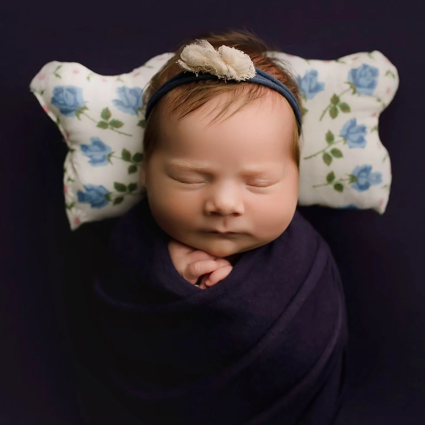 Loving the deep blue for this beautiful baby girl 😍

#jenniferkayephotography #genevaillinois #genevail #stcharlesil #bataviail #favoritephotographer #newbornportraits #newbornphotographers #chicagobabyphotographer #illinoisnewbornphotographer