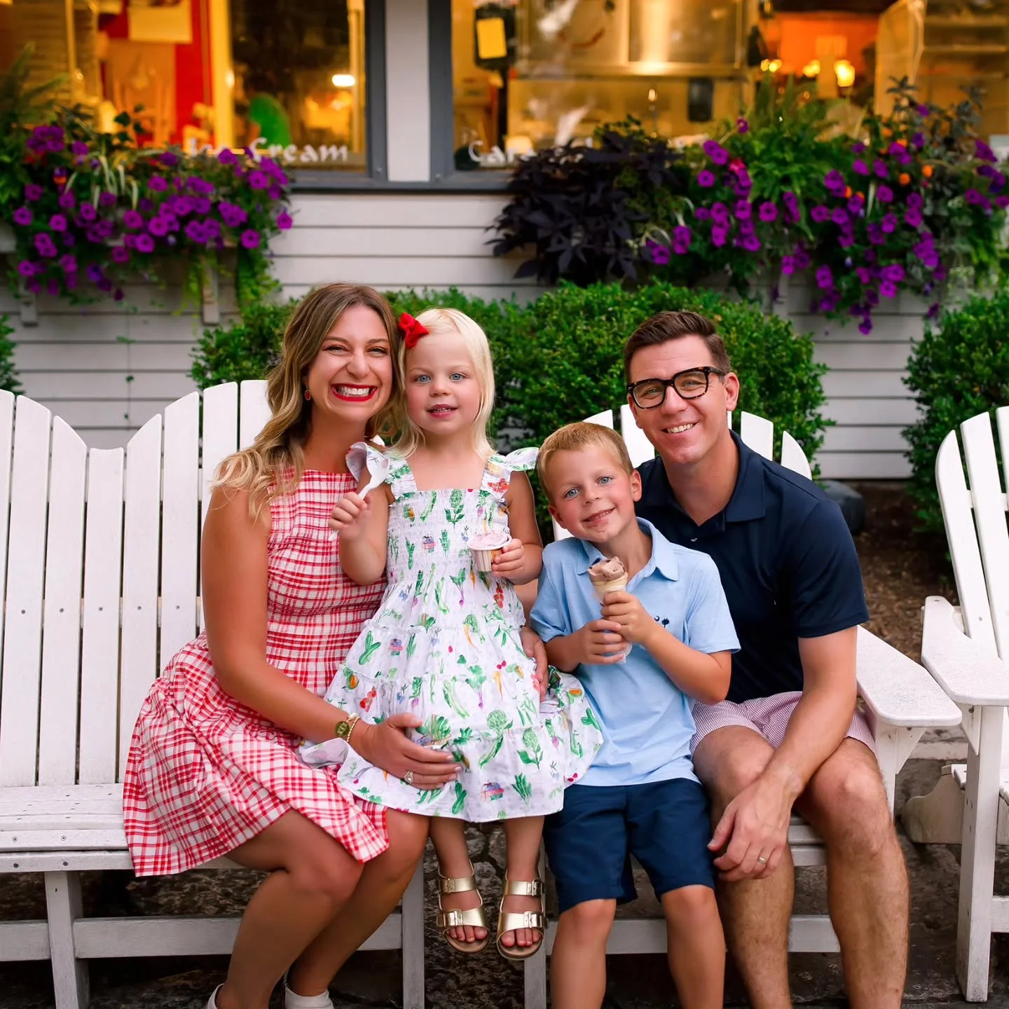 You know it's a good shoot when you end up at @grahamshq eating ice cream 😋🍦

#genevaillinois #genevail #icecreamdate #jenniferkayephoto #grahamschocolates #familyphotography