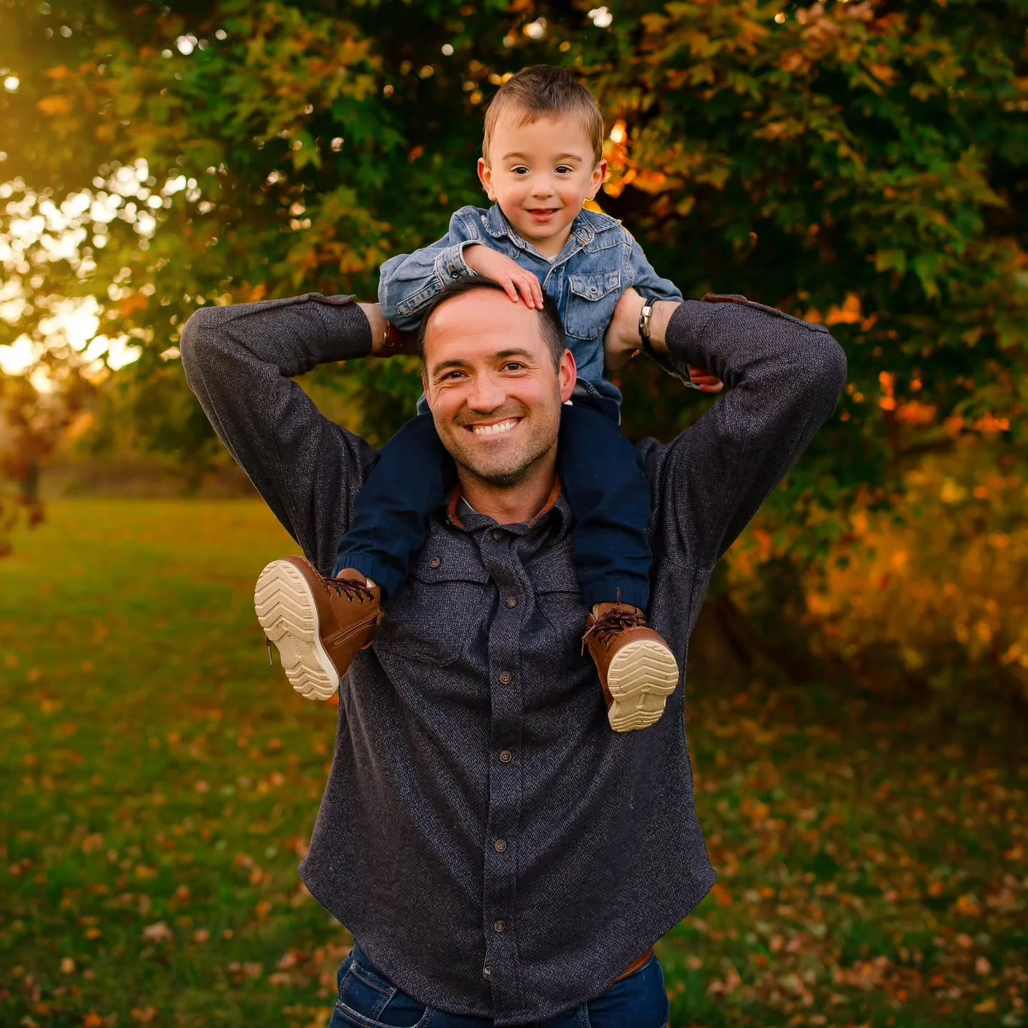Fall is officially here! 🍂 My shoots are keeping me so busy I'm falling way behind on posting!

#fallphotosession #familyphotographer #genevaillinois #stcharlesil #genevail #bataviail