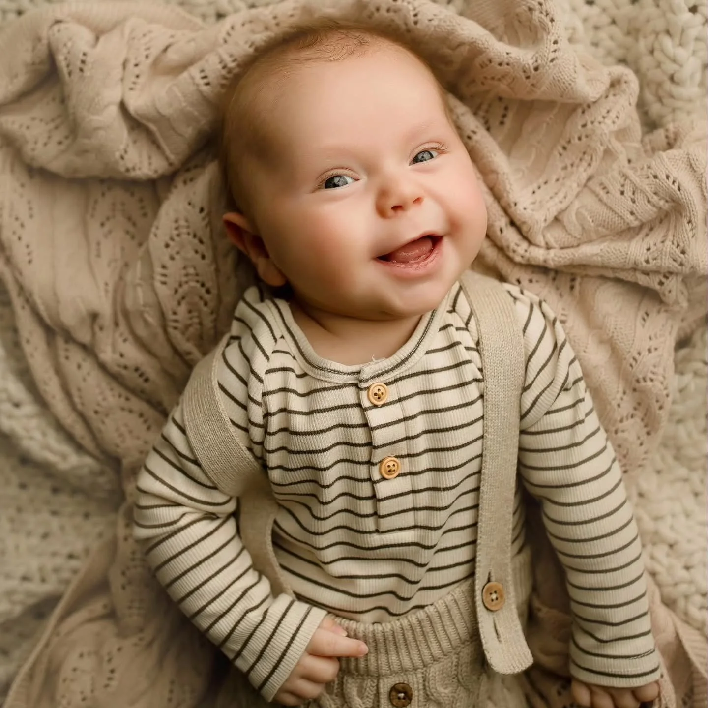 cutest smile 😀

#genevamoms #genevaillinois #studioportraits #3monthphotoshoot #favoritephotographer