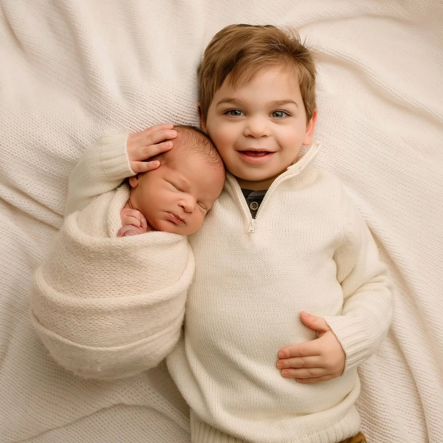 this shoot was the perfect start to the weekend 😄

#genevaIL #siblingphotos #newbornportraits #favoritephotographer #stcharlesphotographer