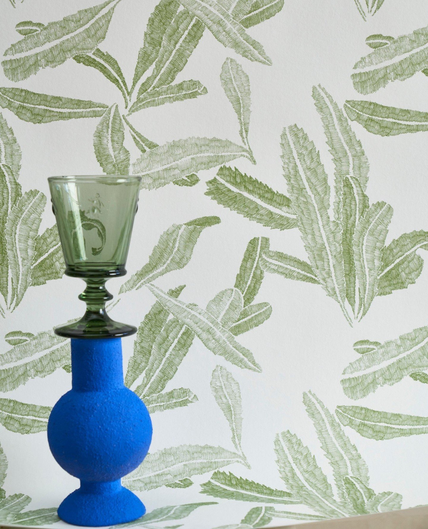 Hand drawn Banksia leaves, BIG and small...Banksia trees grow in abundance around my studio, it was inevitable that they would find their way into my wallpaper designs...I adore them and the wild life they hold. ⁠
#leafy #wallpaper⁠
.⁠
.⁠
.⁠
.⁠
#inte
