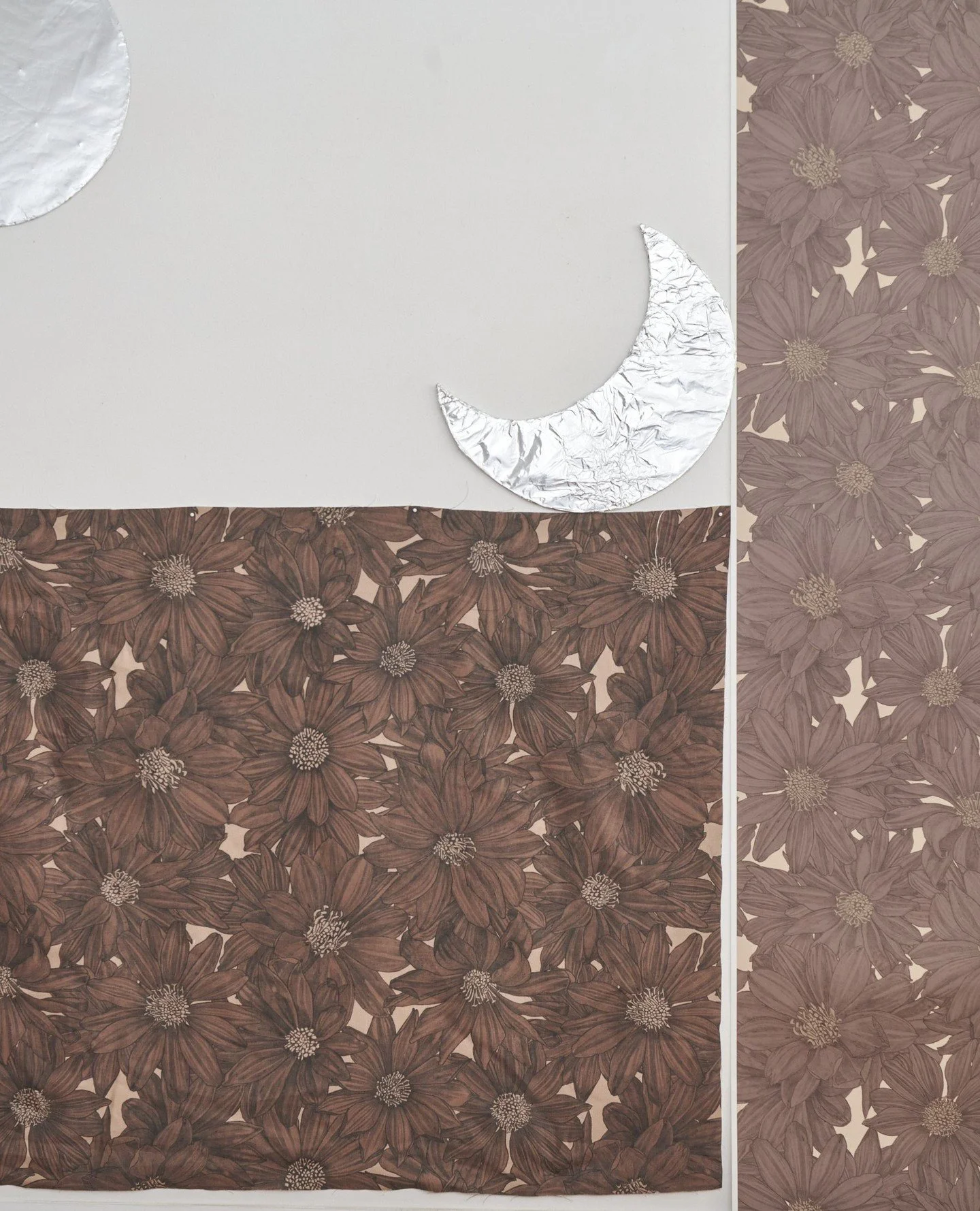 Gorgeous, relaxed and kicking back Sunny Side Daisies paired moreishly with Bear-Browns on various backgrounds of Hazelnut, Charcoal and Olives...always adoring of Browns in both fabric and wallpaper, they are cleverly sophisticated and brimming with