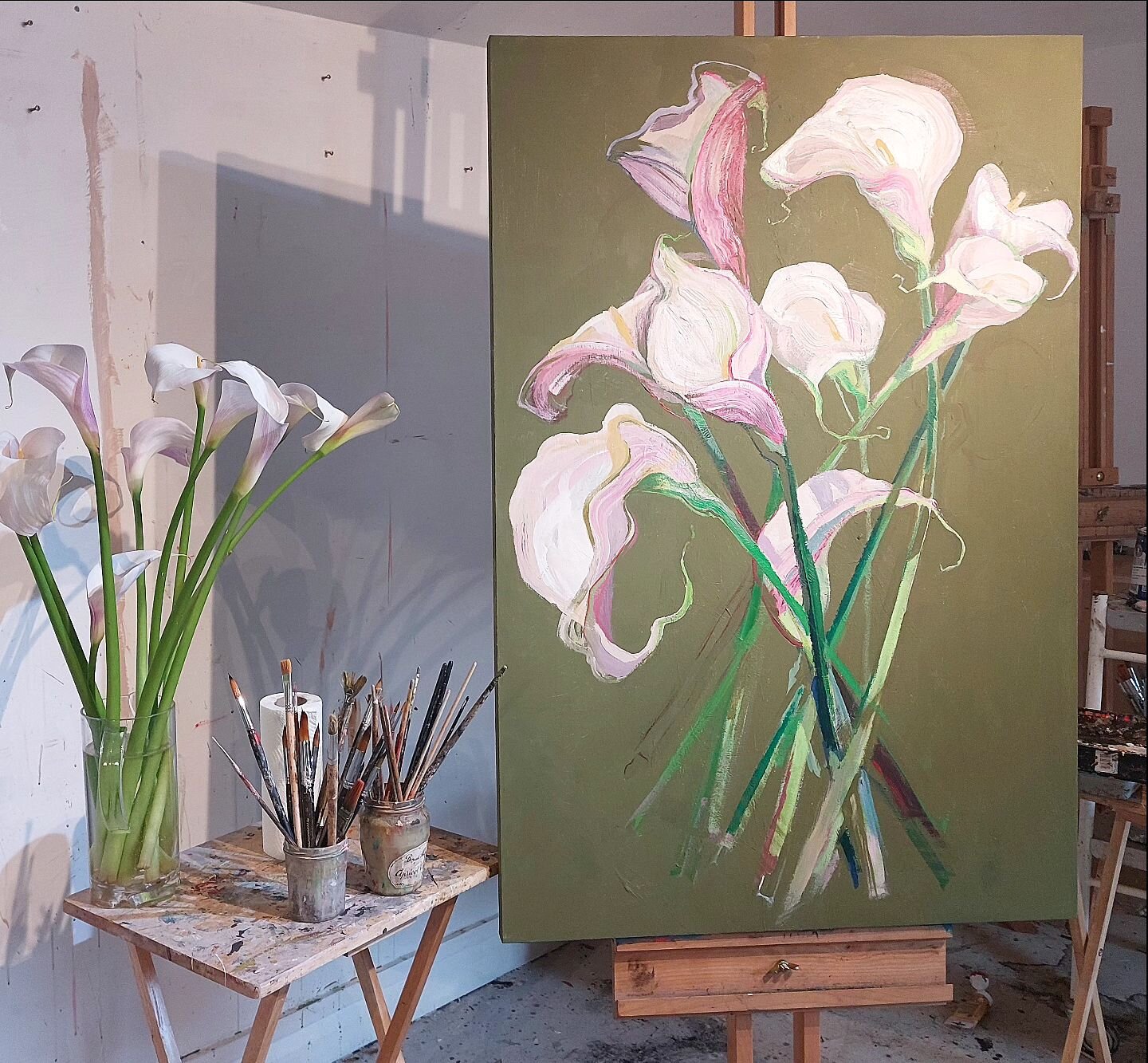 Happy Friday! #sayitwithflowers #flowerpainting #artgallery #lily #tendrils #paint #rhs #garden #canvas #green #arttobuy #stilllife #ivattsart