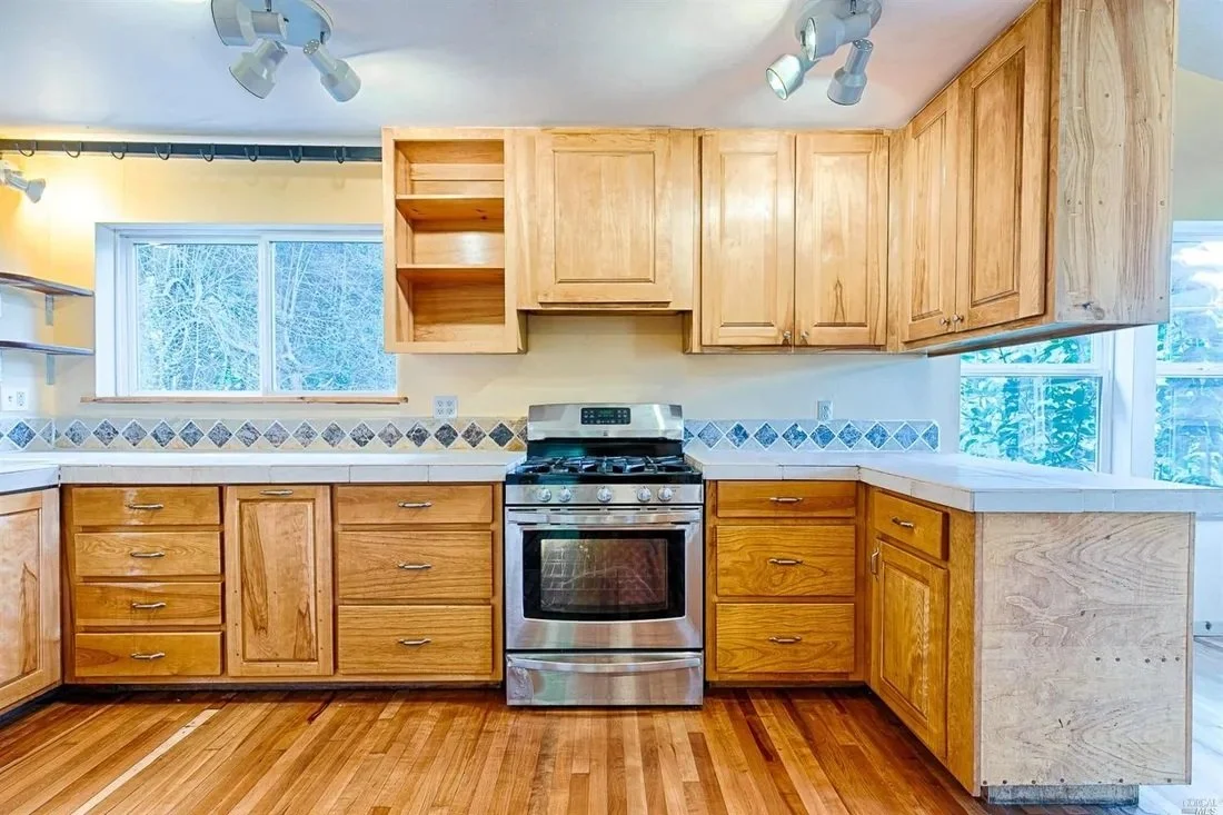 3 kitchen side view.jpg