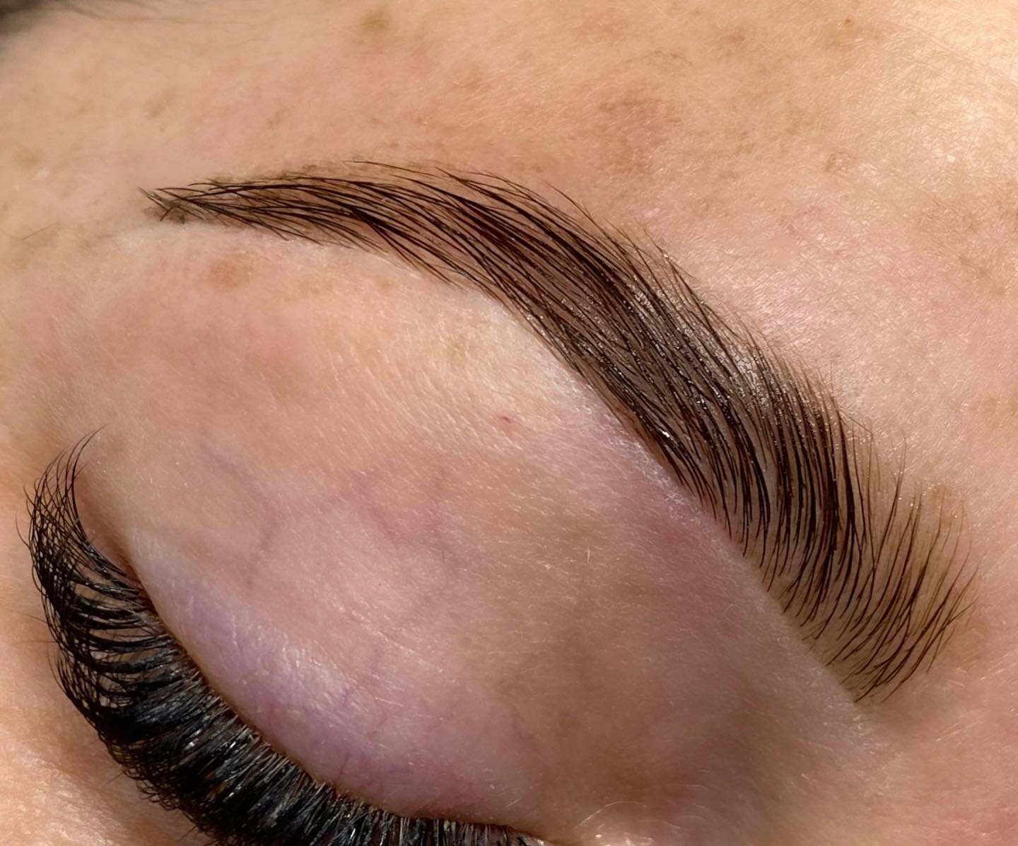 Lash extensions + natural laminated and tinted brows make day to day life just a little bit easier. Don&rsquo;t forget to invest in yourself - you deserve it ❤️ 

Come lay back, relax and be pampered by me @cainbeautyco in Calgary and @privestudio.ai