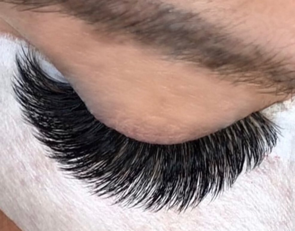 Feathery tips and extreme swoop! What&rsquo;s your favourite lash trend at the moment? Are you a diehard classic fan, mega lover or texture queen or anything in between? Let me know below what styles you gravitate to as a client and for artists what 