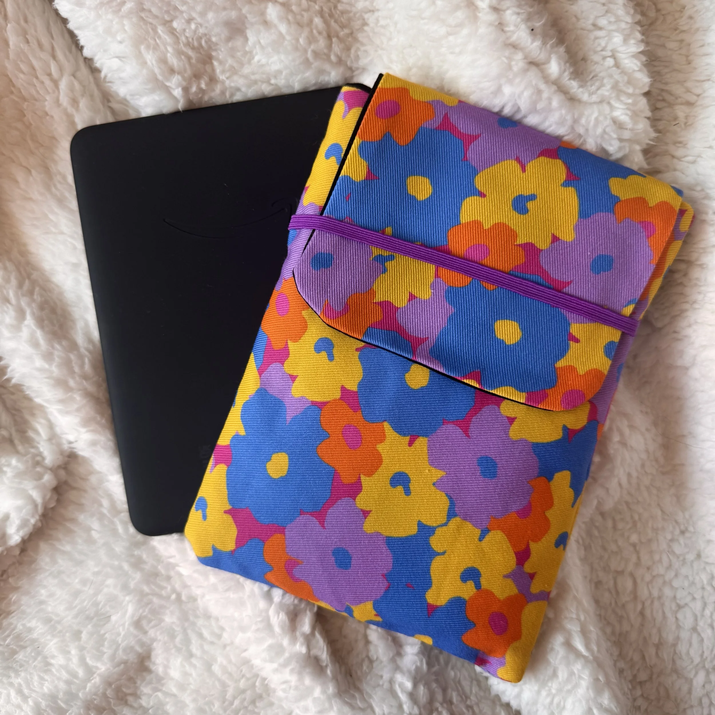 Blooms Padded Cotton Kindle Pouch.