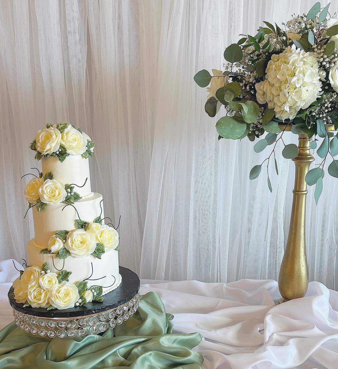 🤍 CAKE 🤍 
Chinitas Venue and our amazing Pastry Chef make your special day SWEET! 
🤍🤍Ask about our All-Inclusive Wedding Package! 🤍🤍
#weddingcake #wedding #hendersonnevada #hendersonwedding #2023wedding #vegaswedding #loveweddings #chinitastapa