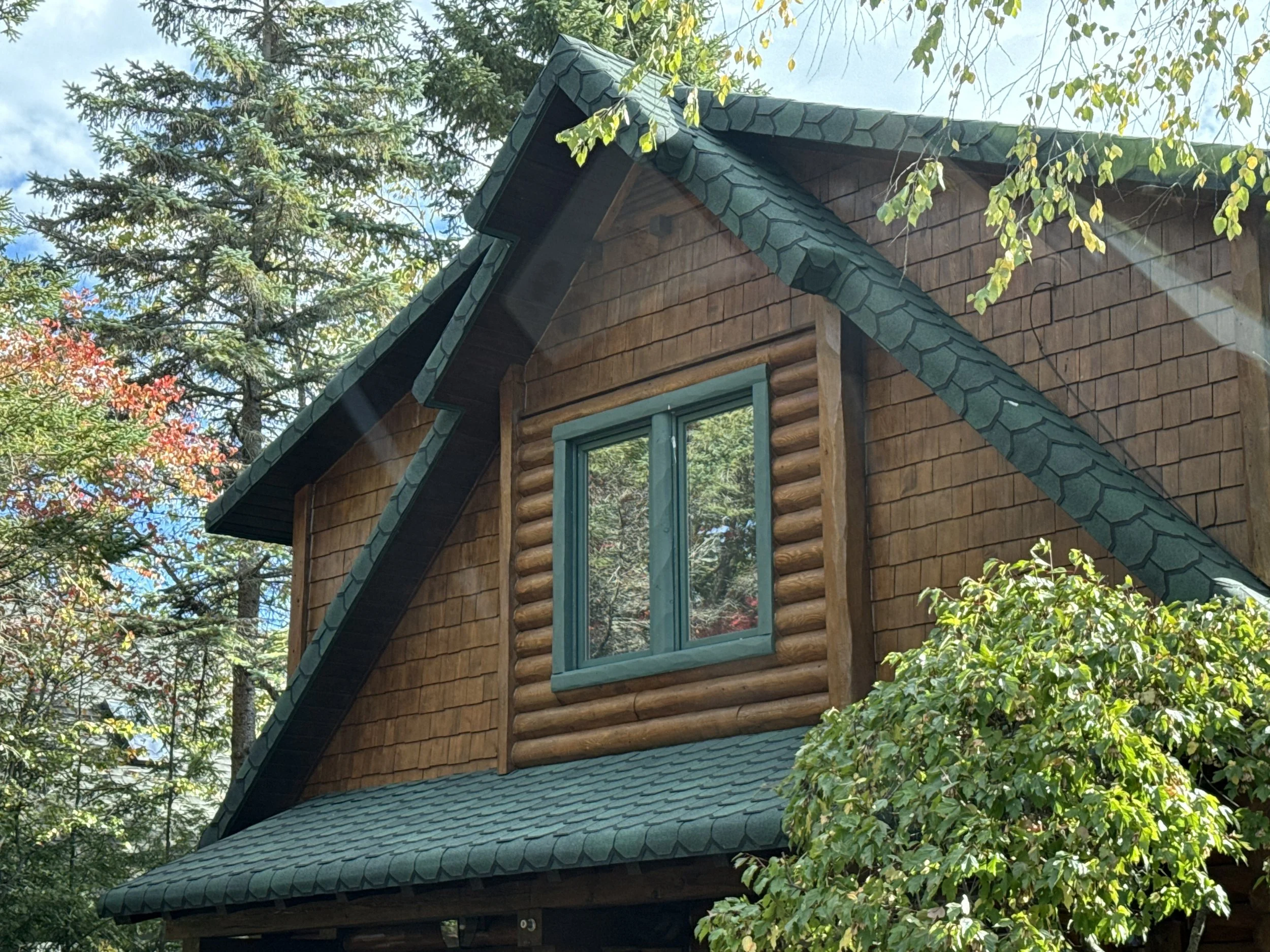 CertainTeed Grand Manor Sherwood Green roof on log cabin-style home in Charlevoix, Michigan