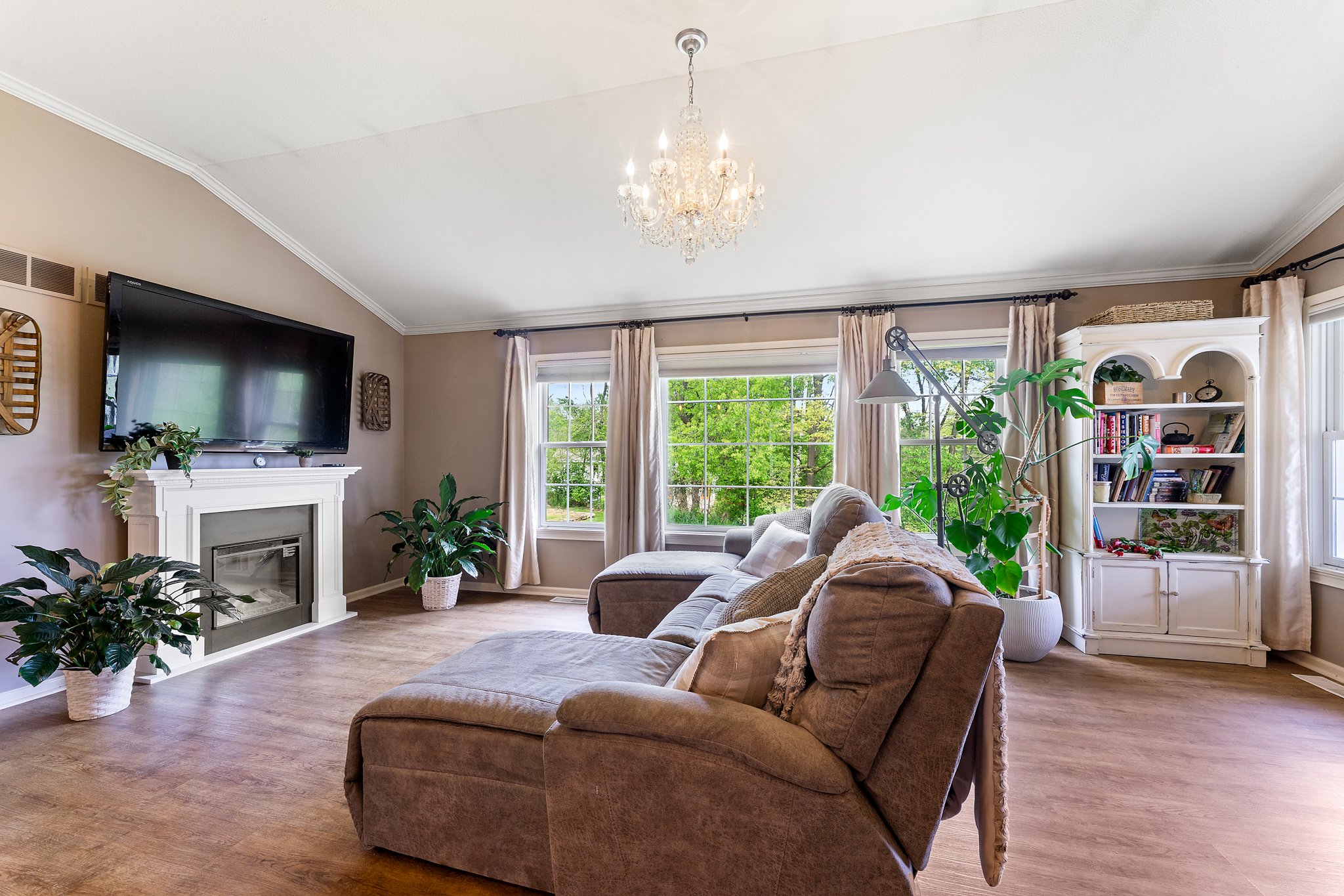 Bright, open and welcoming!

This great room is filled with light thanks to large windows and a vaulted ceiling. The open floor plan flows seamlessly from the living area to the kitchen and dining space. It&rsquo;s cozy, flexible and move-in ready.

