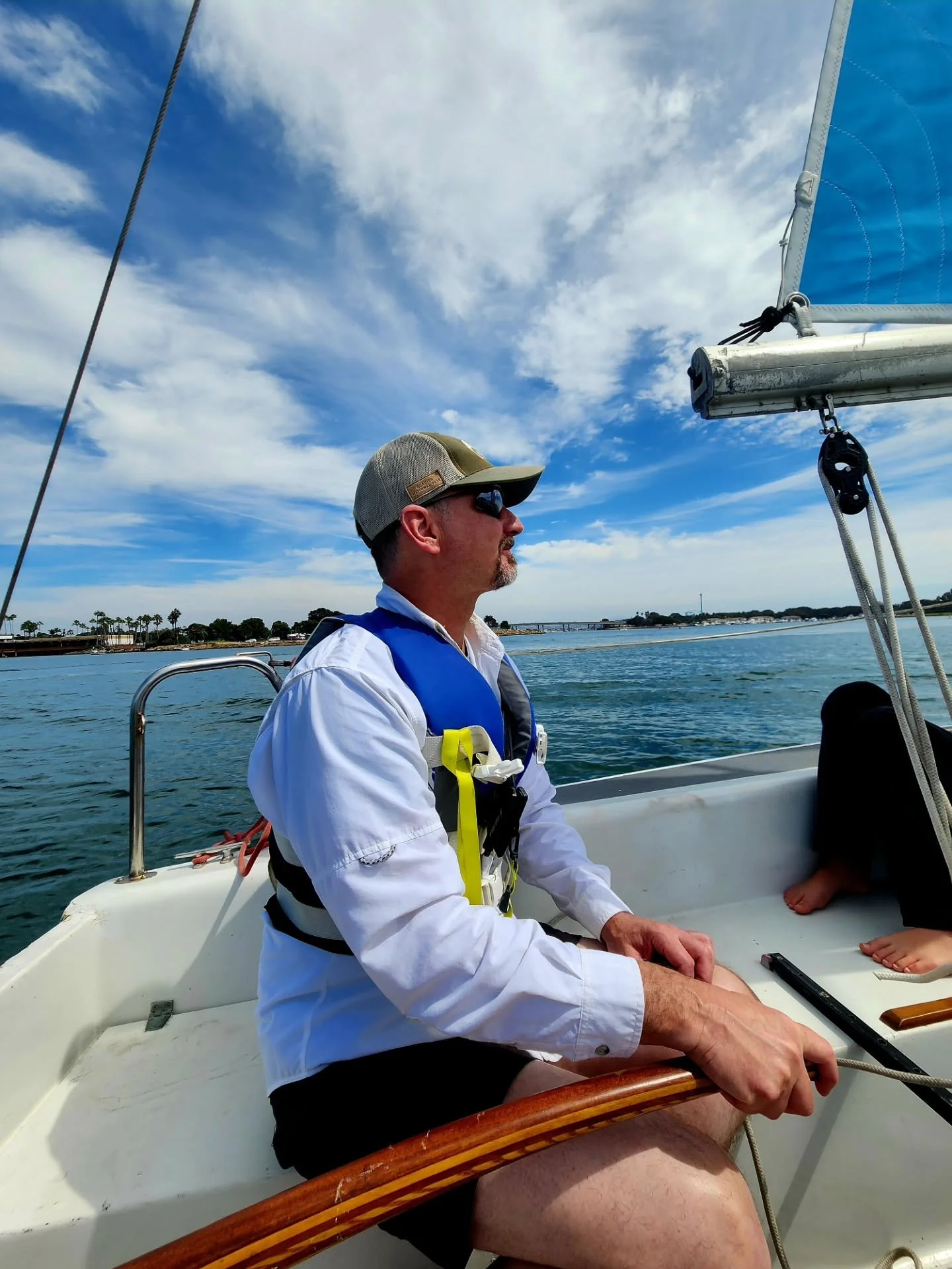 Sailing a 22' on Mission Bay, San Diego.

#sailing #sandiego
@missionbaysportcenter
