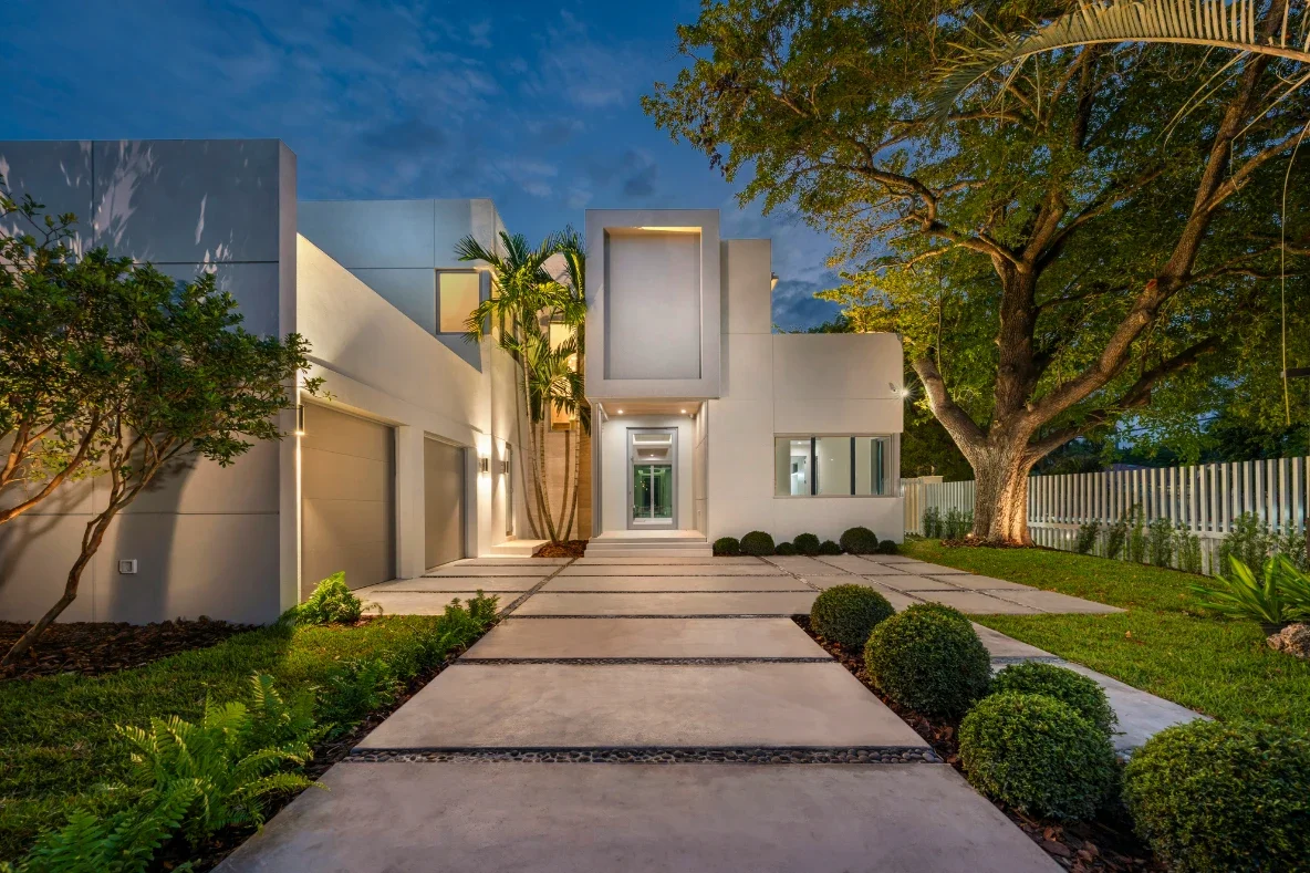 How to Create Seamless Indoor-Outdoor Transitions With Modern Landscaping