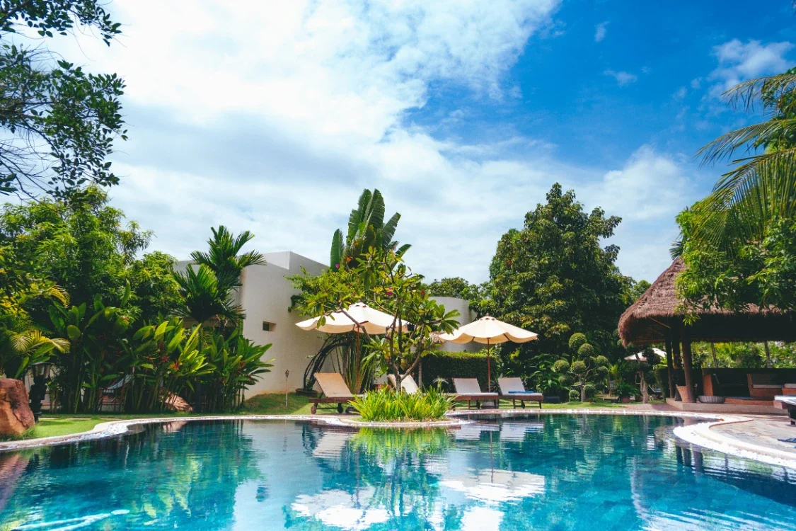 How to Design the Perfect Backyard Pool &amp; Spa Combo in South Florida