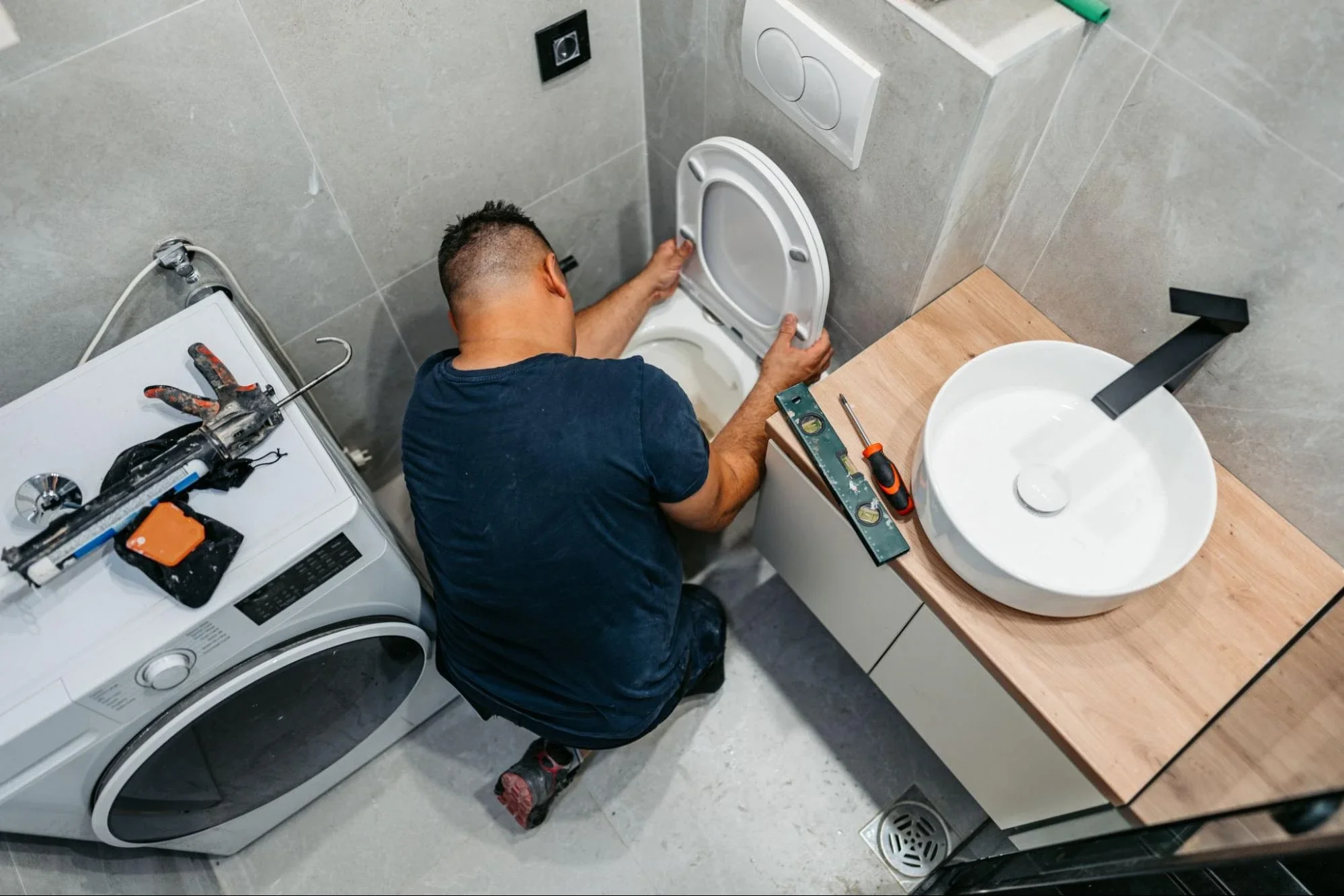 How Clogged Toilet Repair in Calgary Can Prevent Water Damage and Odours