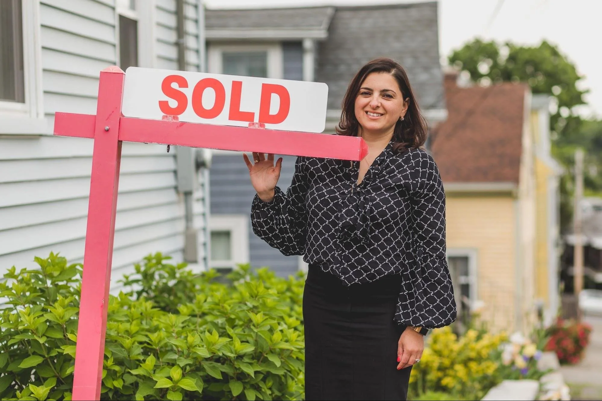 From Listing to Closing: How to Successfully Sell Your House