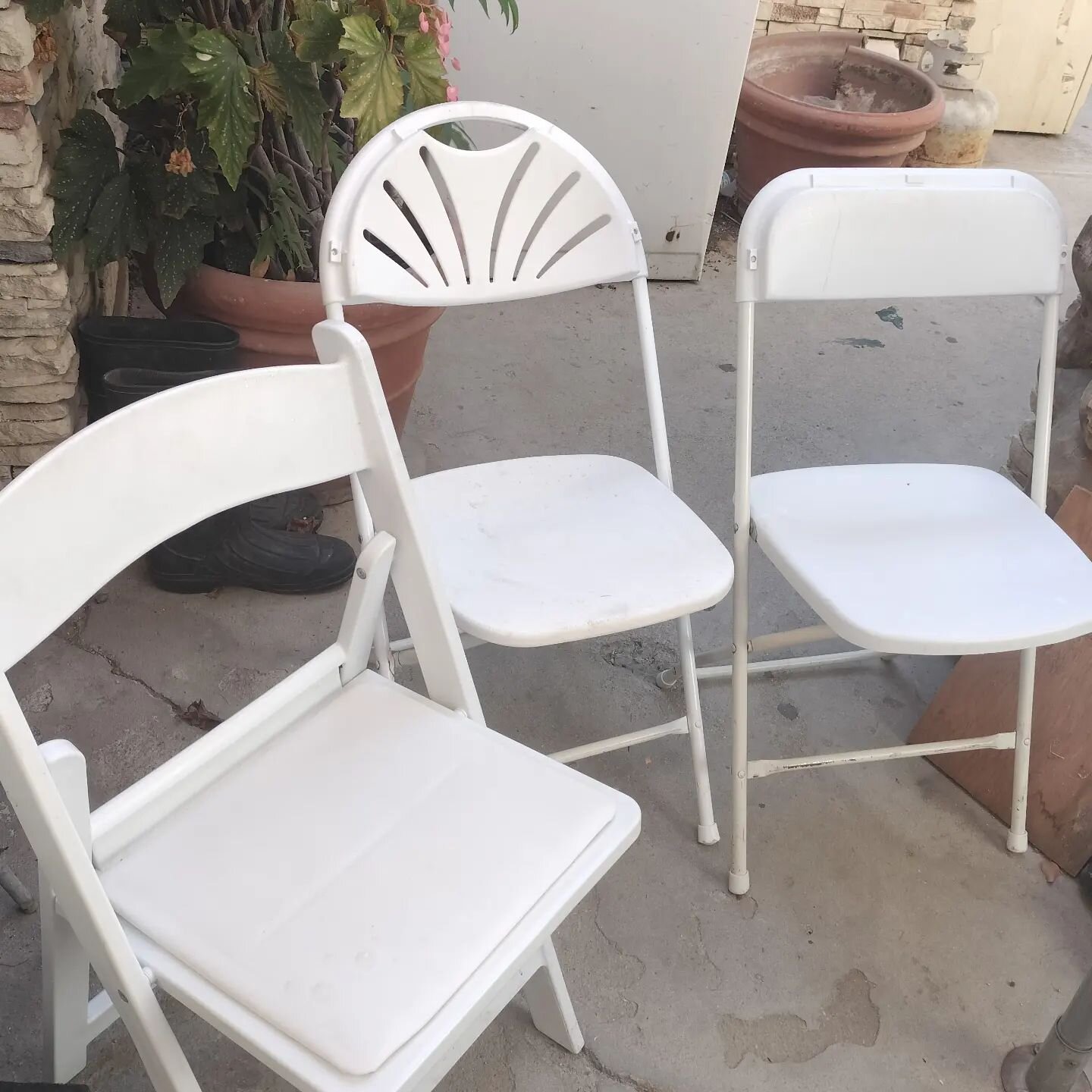 Stand chairs, resin chairs, and fan chairs.