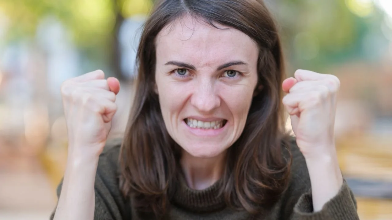 Warum deine Wut dich retten will: Die Psychologie hinter dieser starken Emotion