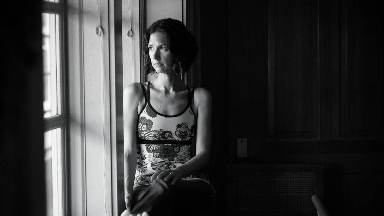 Einsamkeit und Trauma: Warum wir uns oft abgeschnitten fühlen und welche Wege aus der Einsamkeit zurück in die Verbundenheit führen