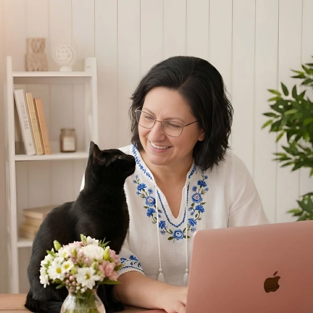 Portrait Nicole Wöller am Schreibtisch mit Laptop und Katze