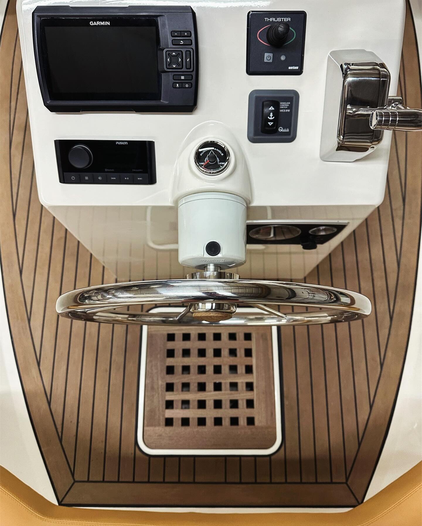 The Heart of the #Salcombe600 is at the Helm, where all the essential controls for navigating the waters are conveniently located. The #centerconsole offers a complete view of the vessel, making it the perfect spot for steering.

Some of the several 