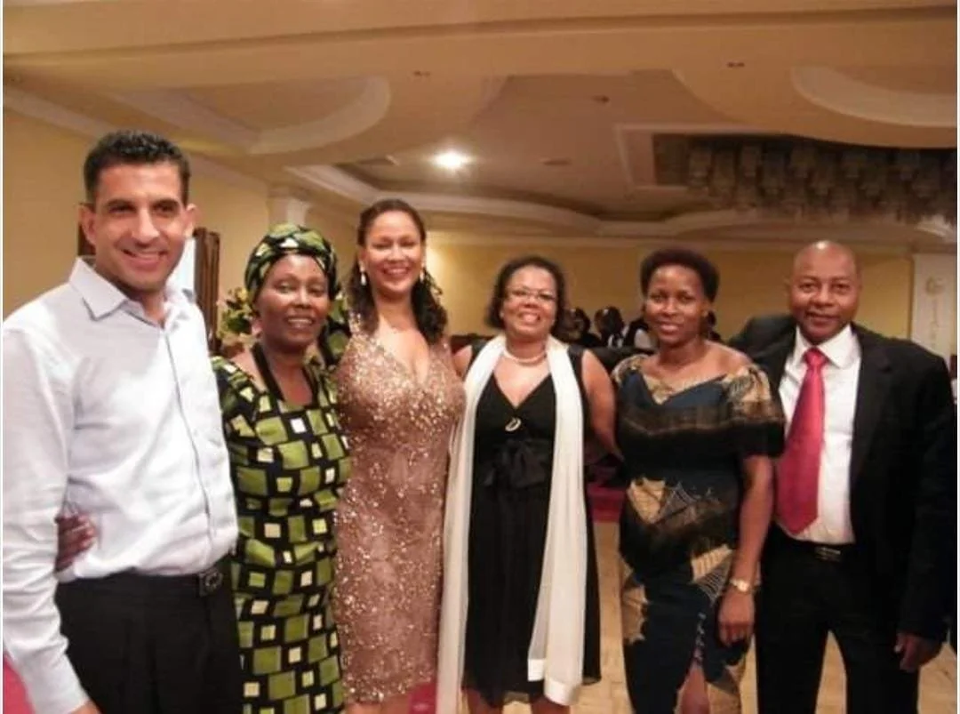 Stela (Kinshasa, 2009).jpg