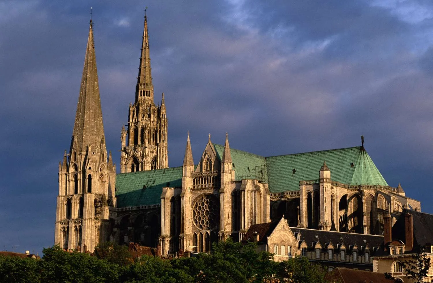 Chartres-528951782-crop-57df6a545f9b586516c98386.jpg