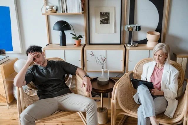 worried-man-at-an-appointment-with-a-therapist