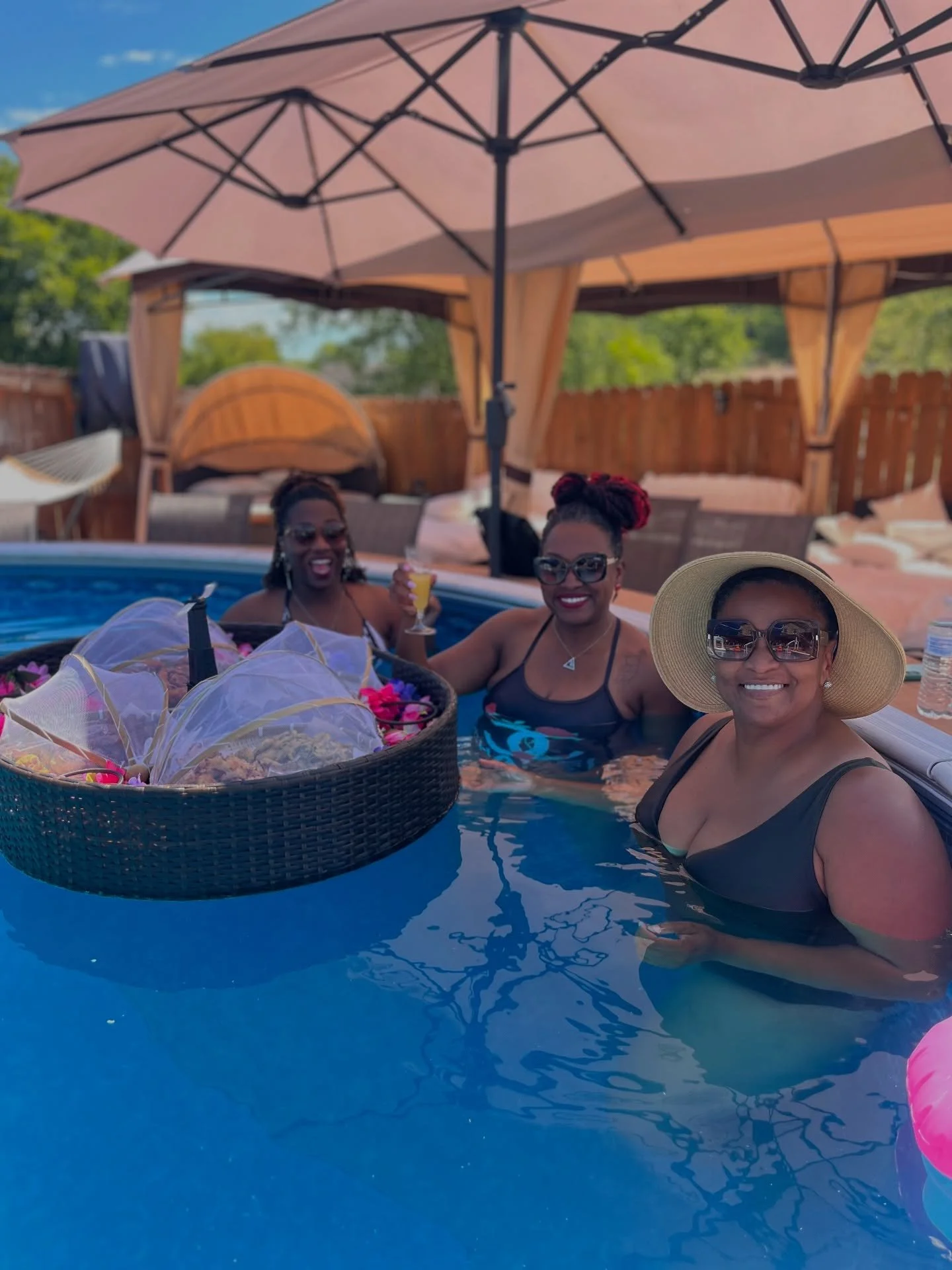 Floating Brunch 🍽️
Food by Seasoned With Love @jess717_jj 
Bartender @absolute.perfections @apeeezy21_ 
Server @richpyramidsdante 
Host @themuziqueen 

#brunch #floatingbrunch #goodvibes #nashville