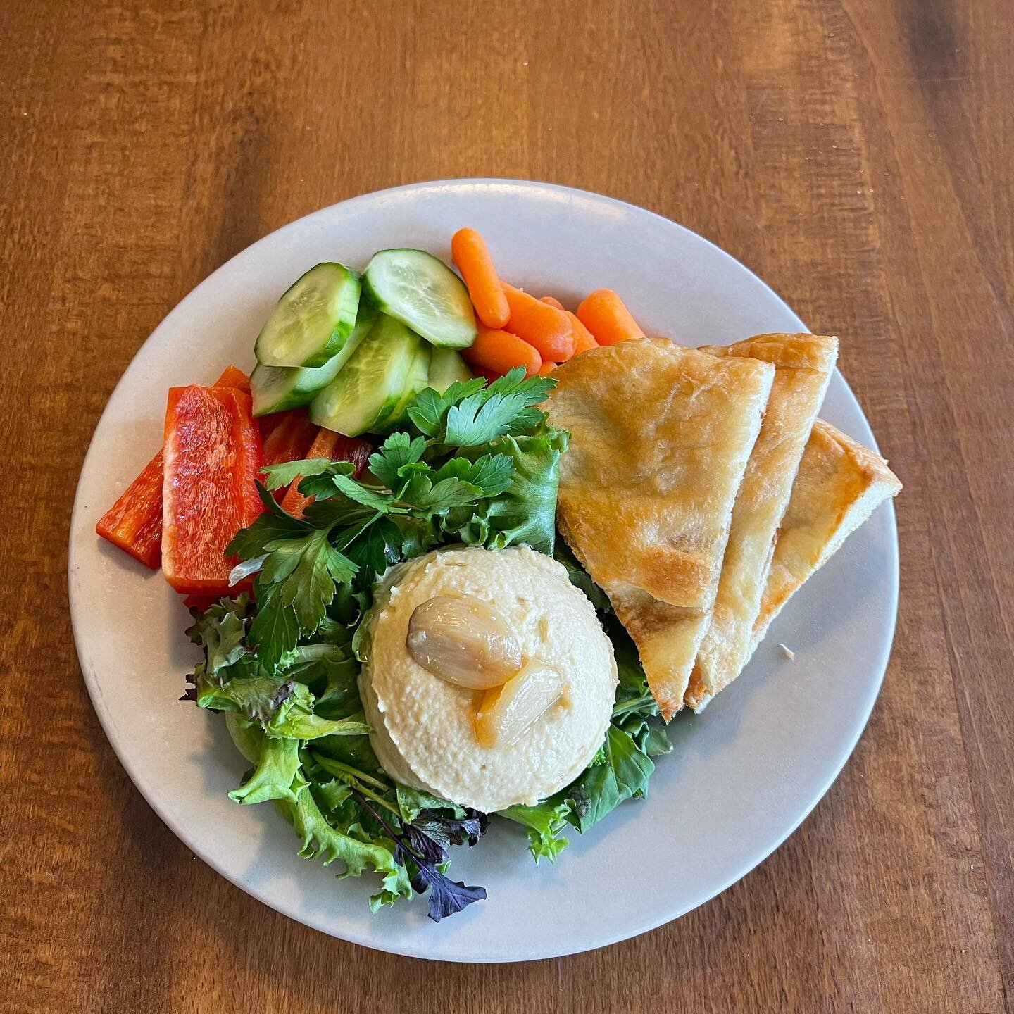 Todays hummus plate special! Ya don&rsquo;t wanna miss it 🥕🫑🥒🫓 #rochestervt #rochestercafeandcountrystore