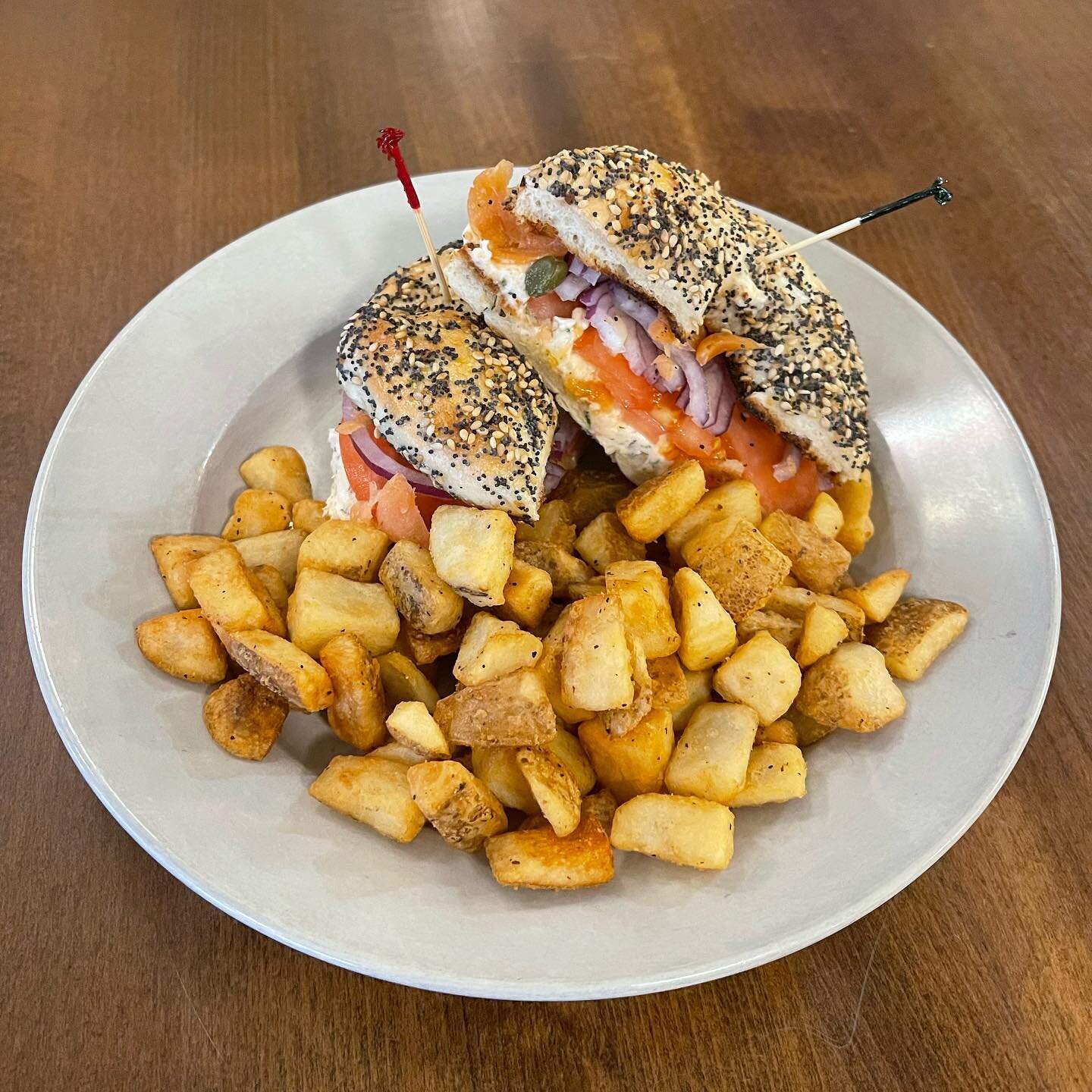Smoked Salmon Bagel special! House made chive, dill &amp; smoked salmon cream cheese with red onion and capers on an everything bagel with some home fries on the side! #rochestervt #rochestercafeandcountrystore