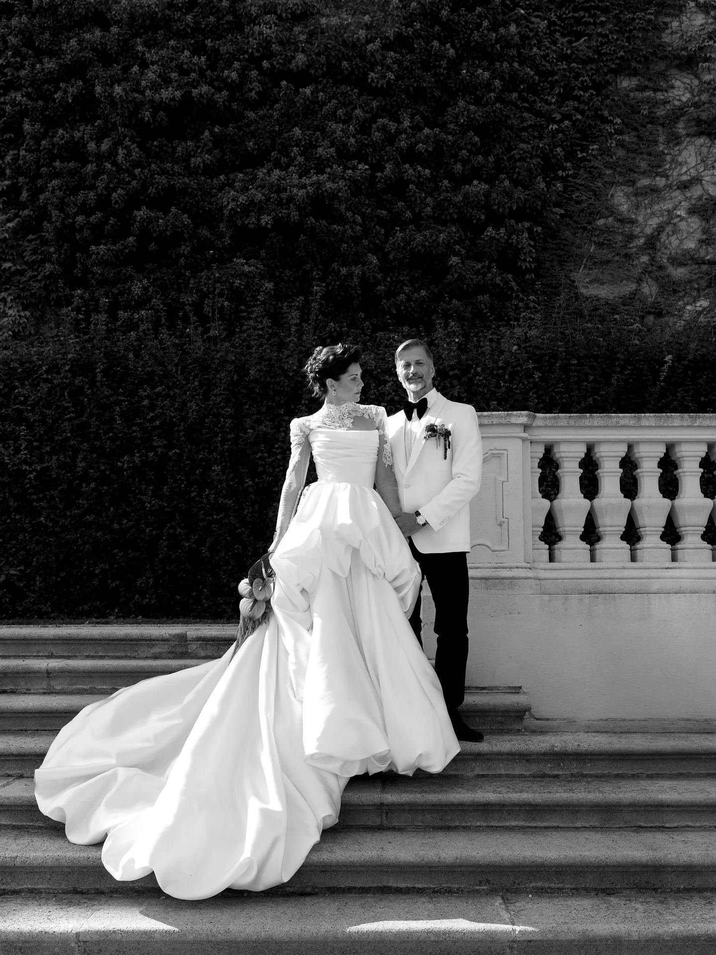 Location: @belvederemuseum
Planung &amp; Design: @exclusive_weddings_and_events
Fotograf: @schwanzerandreas
Videograf: @tomhart.films
Floristik &amp; Design: @blumenagentur
Hair &amp; Makeup: @mario.kren
Brautkleid: @loveglowconcept 
Anzug: @teller_w