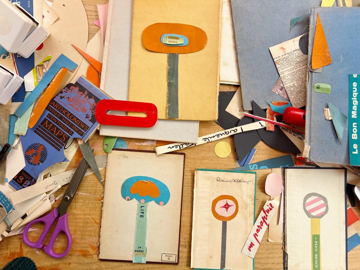 Flowers emerging from the ridiculous mess.
You should see the rest of the room.

Series coming soon.

#flowerseries #workinprogress #studiodesk #collageart #flowerartwork