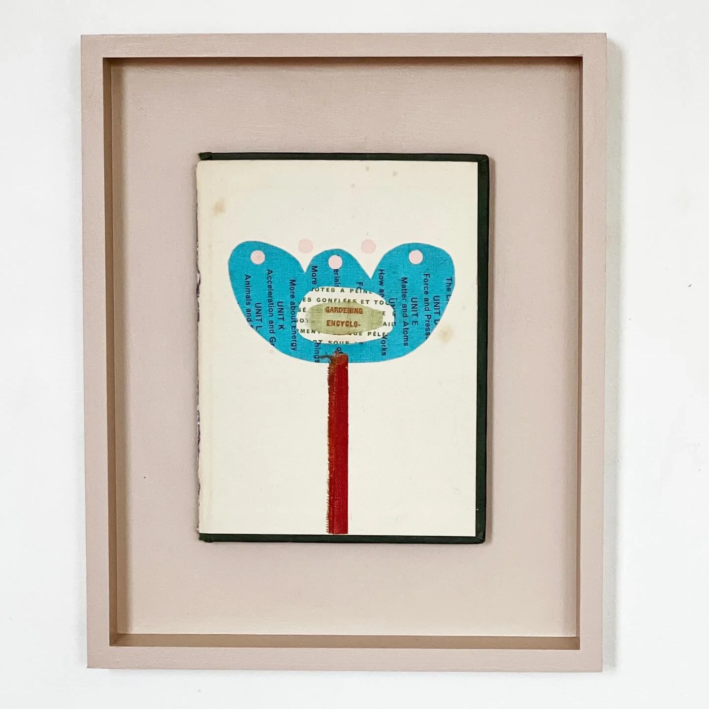 This one is called Gardening Encyclopaedia.

A sweet blue flower in a hand painted open wood frame.

Paper, paint and found materials on an old book cover.
Size 22x27cm.

#flowerartwork #floraldecor #artforsale #collageart #sussexartist