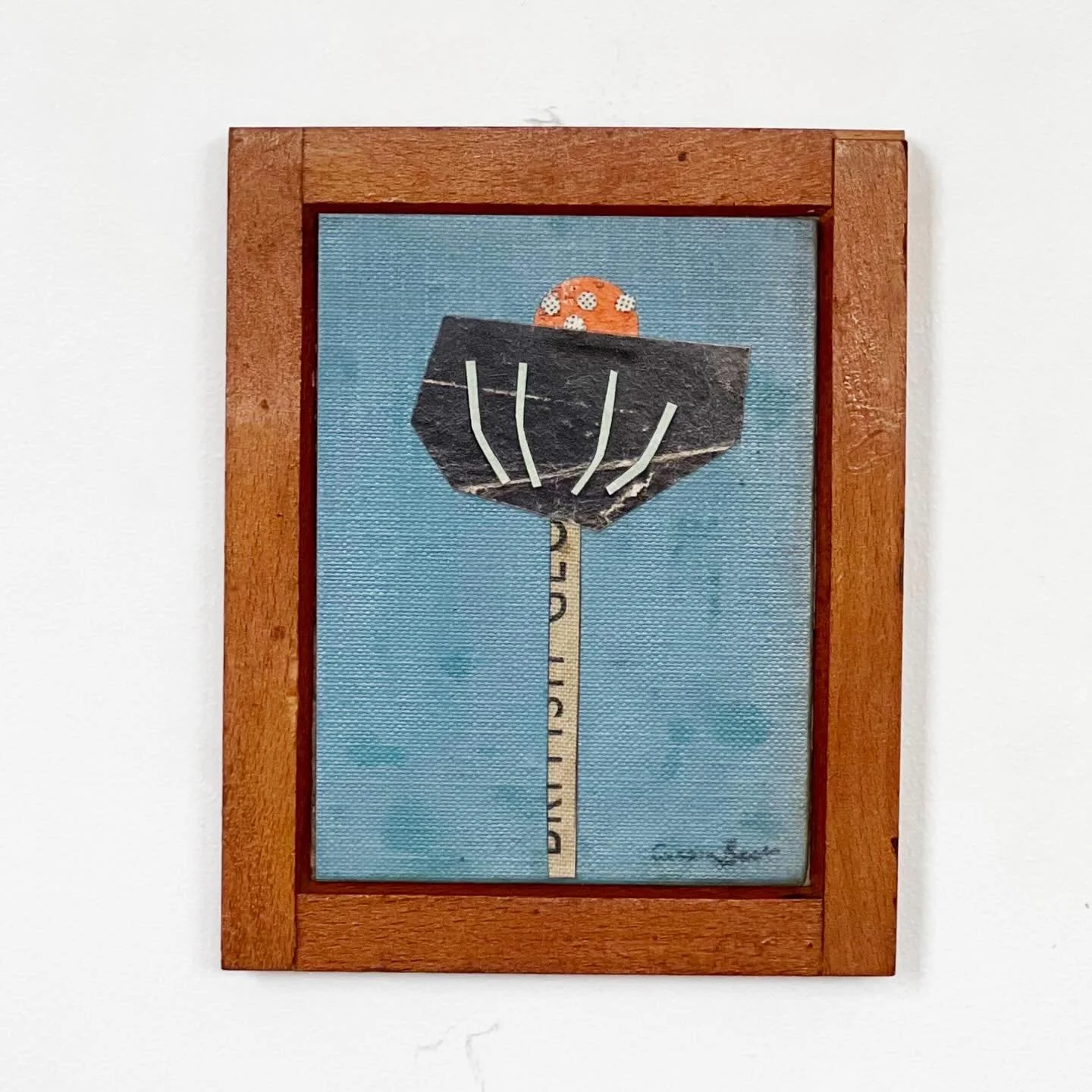 New floral work in a charming antique open frame.
Lots of beautiful textures and marks in this one.

Paper and found materials.
Size 10.5x13cm.

Available on my website.

#flowerdecor #floralwallart #antiqueframe #collage #britishartist
