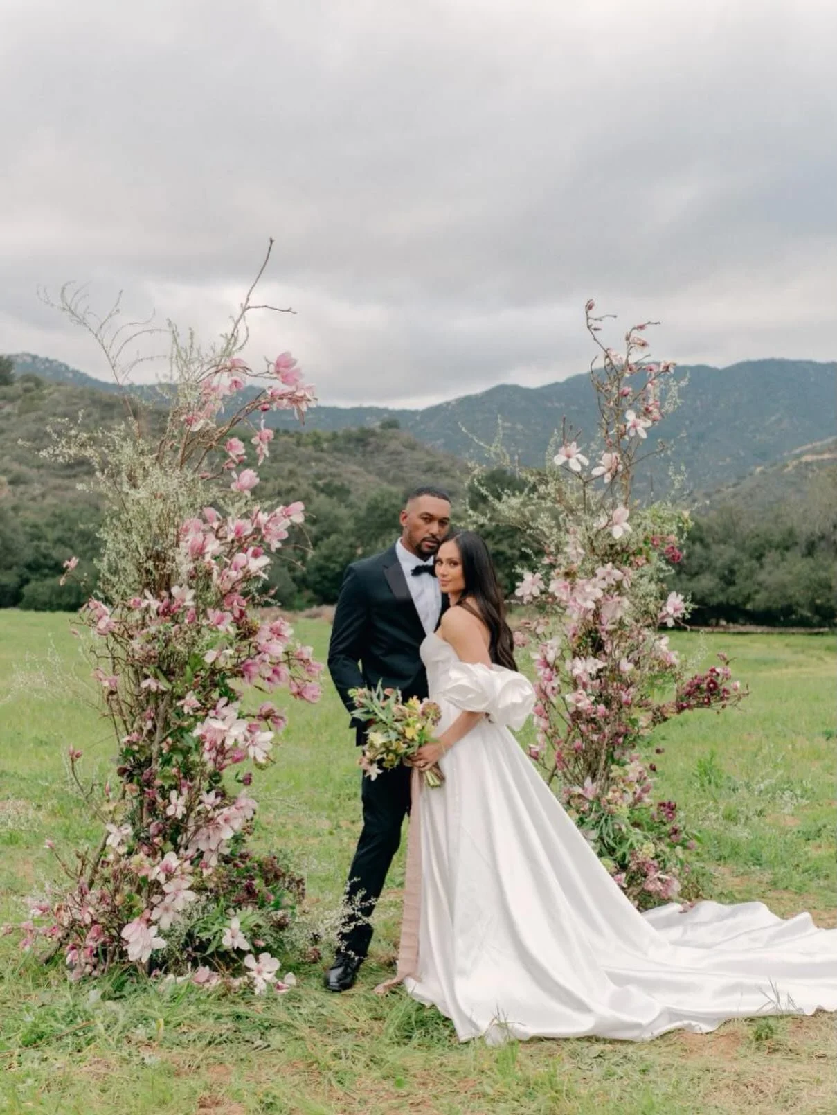 Still in love with this one. 🤍 And over the moon these two high school sweethearts are about to welcome a baby! 

Design &amp; Planning: me!
Photo: @ashleyludaescherphoto
Florals: @sirenfloralco
Venue: @theheritagefallbrook @welburngourdfarm
Wedding