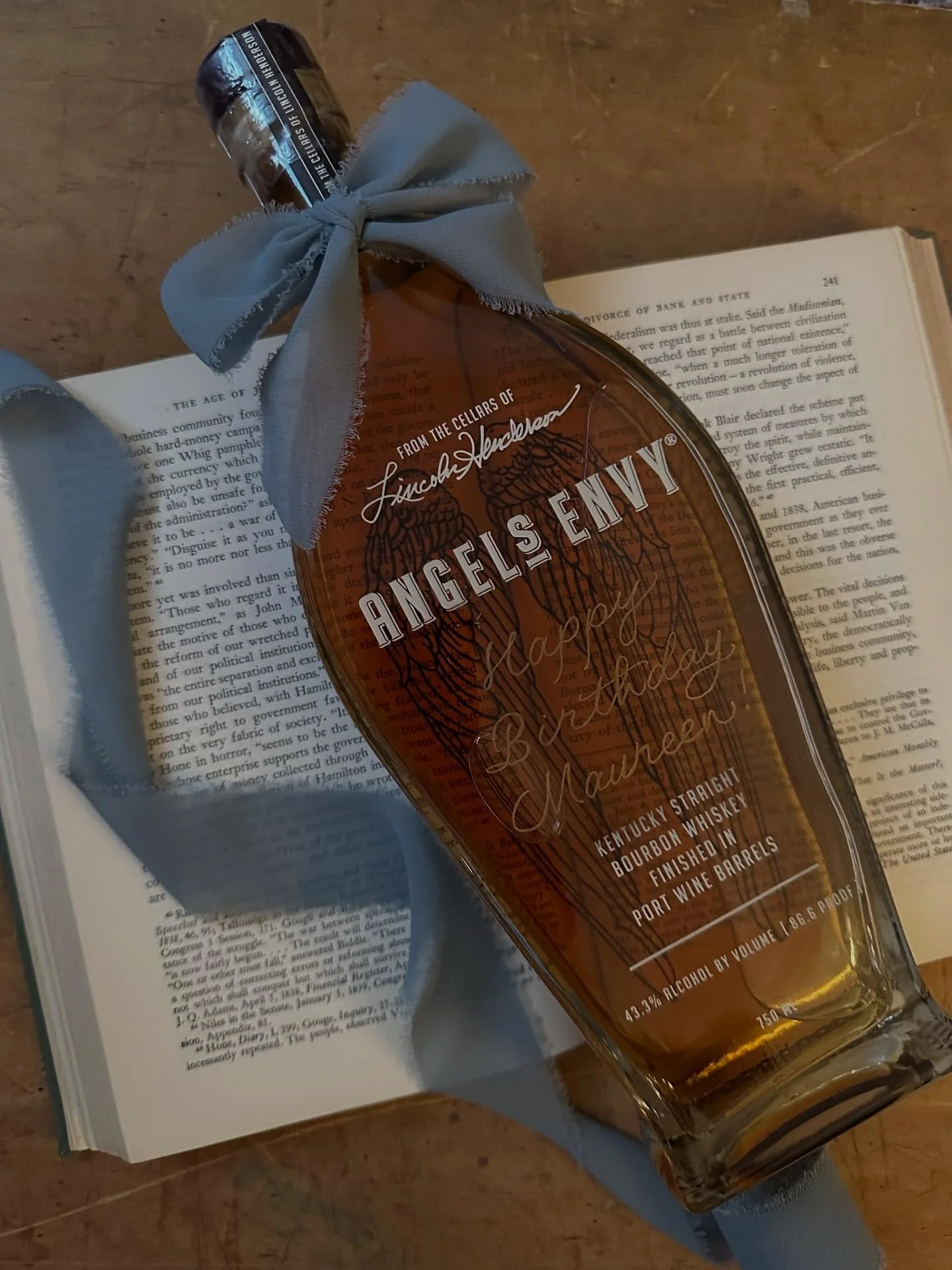 It&rsquo;s gifting season!🎁🎄Adding an engraved personalized touch to your gift will make you the favorite friend or family member 😉 

#
Calligraphy engraver, engraved gift, live event engraver, wedding gifts, engraved Christmas gifts