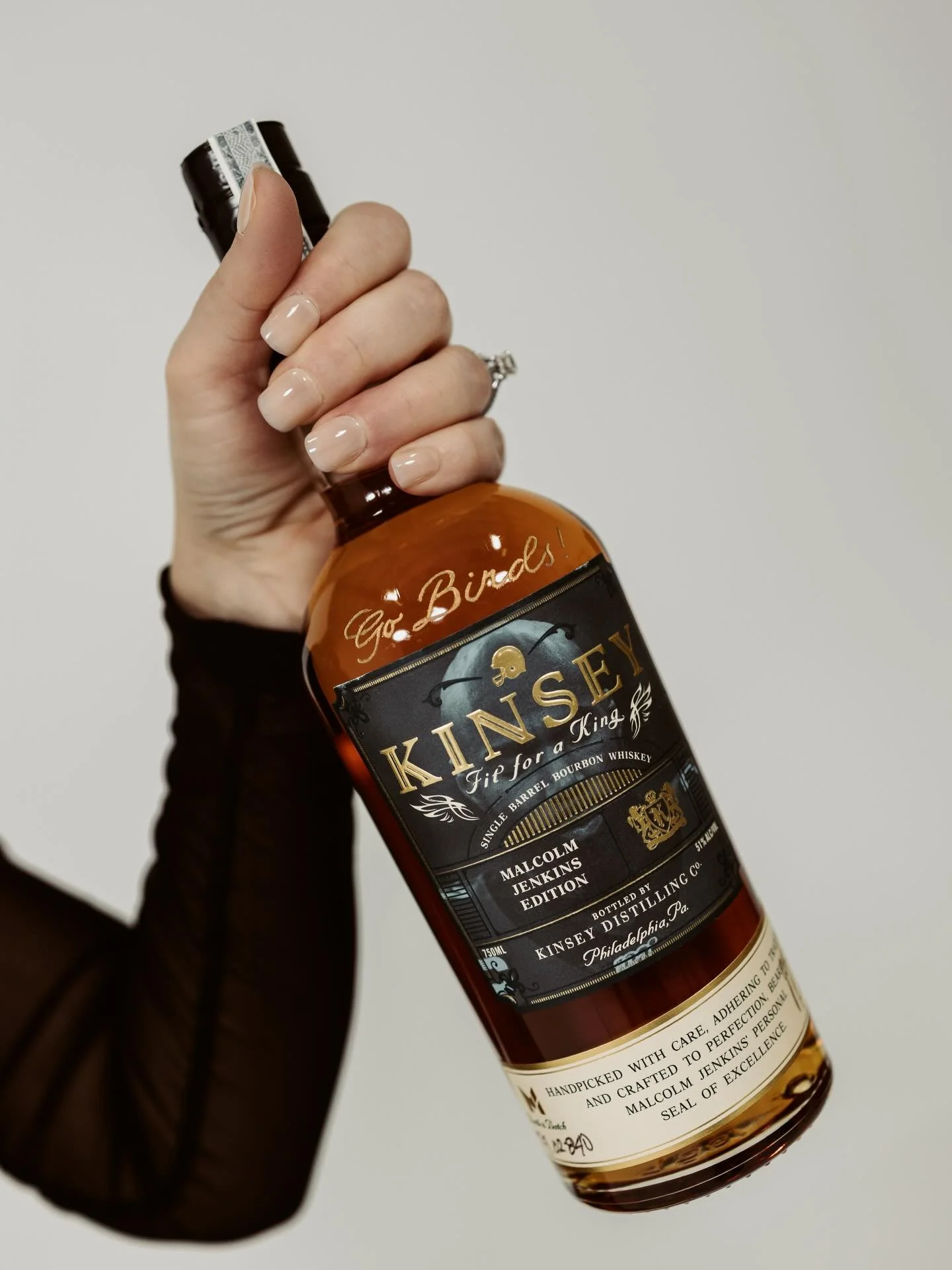 Tonight!! ✨Come see me engrave bottles live @thebarcart_pa !! I&rsquo;ll be there from 6-9! Give the gift of personalization this year!🎁🎄 {I promise I won&rsquo;t kiss your bottle.. probably 😂} 

📸: @jenna_b_photography 

#
Live engraving, callig