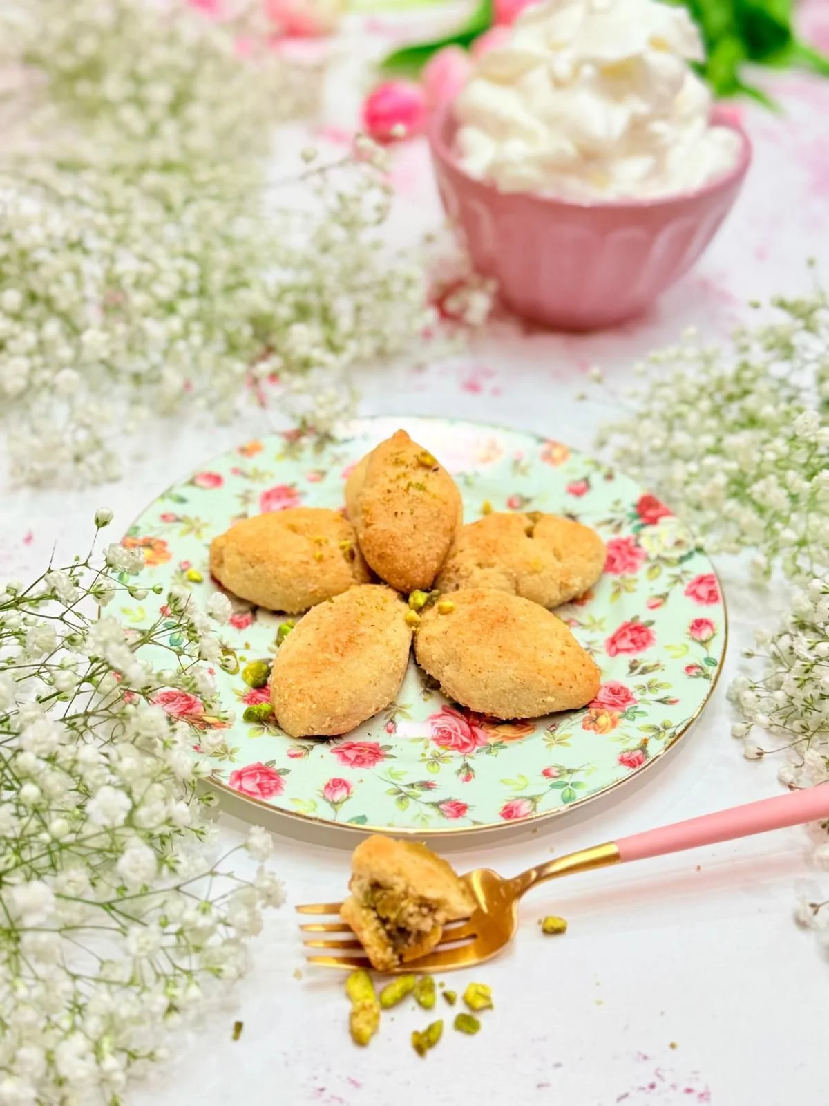 Karabeej Maa Natef (pistachio cookies with meringue)