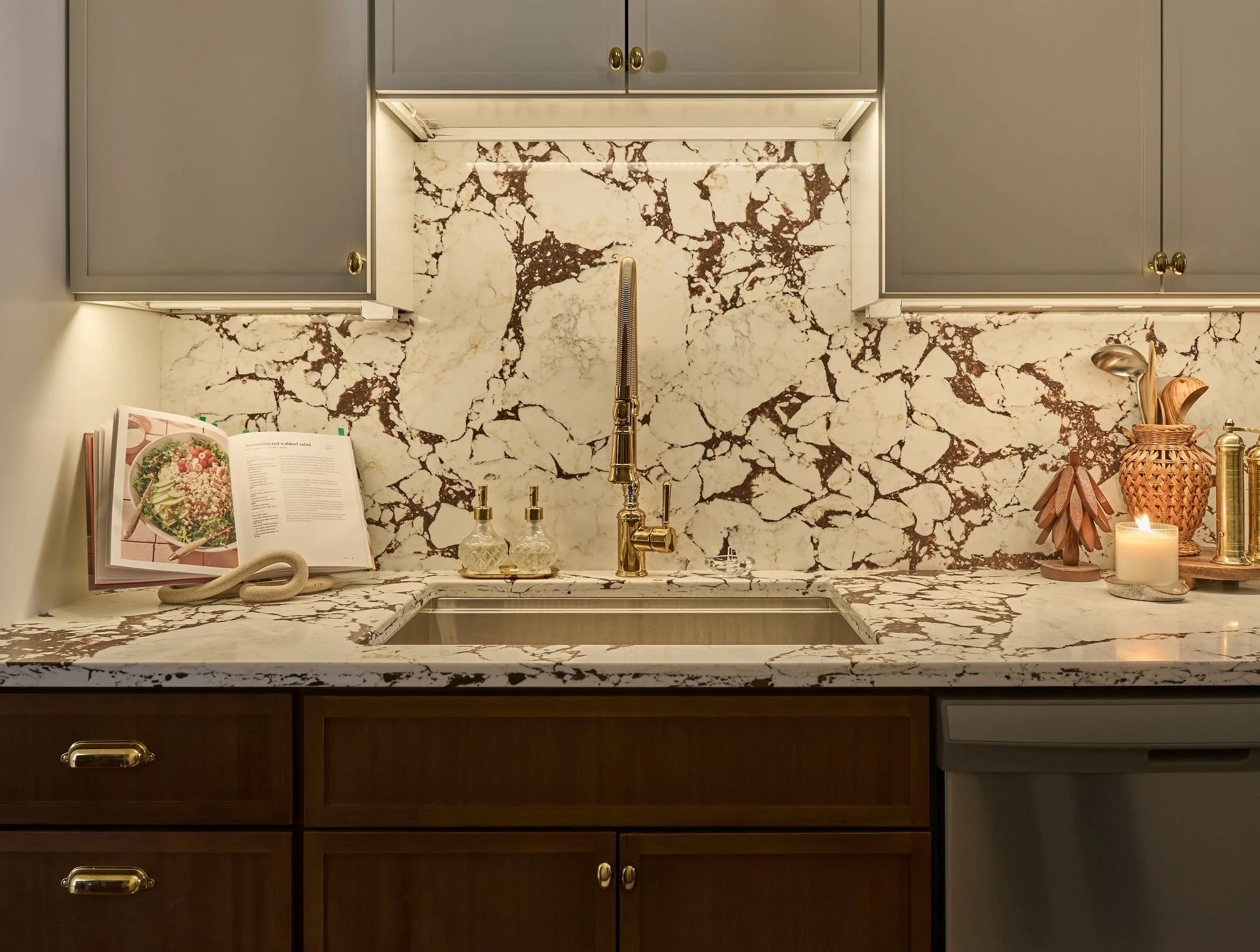 viola-quartz-stone-backsplash-gold.jpg