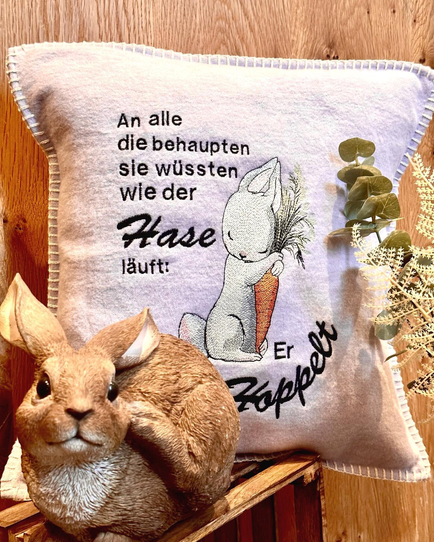 🐇 Passend zur Osterzeit 🐣🥰 #word #ostern #stickliabi #derhasehoppelt #osterstickerei #kissen #h&auml;sli