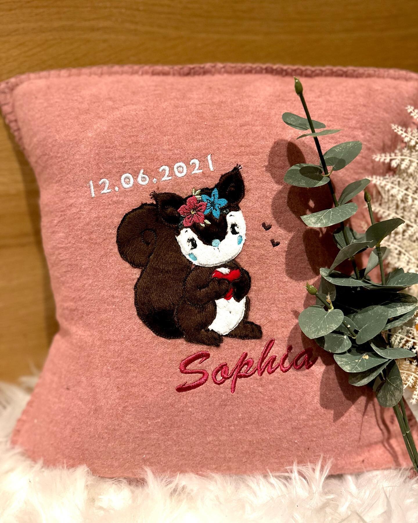 Dieses personalisierte Eichh&ouml;rnchenkissen 🐿️ verschicke ich nach Lustenau ☺️🏤 Es dekoriert Sophia&lsquo;s Kinderzimmer 👧 #applikation #stickliabi #eichh&ouml;rnchen #fellstoff #personalisiert #personalisiertegeschenke