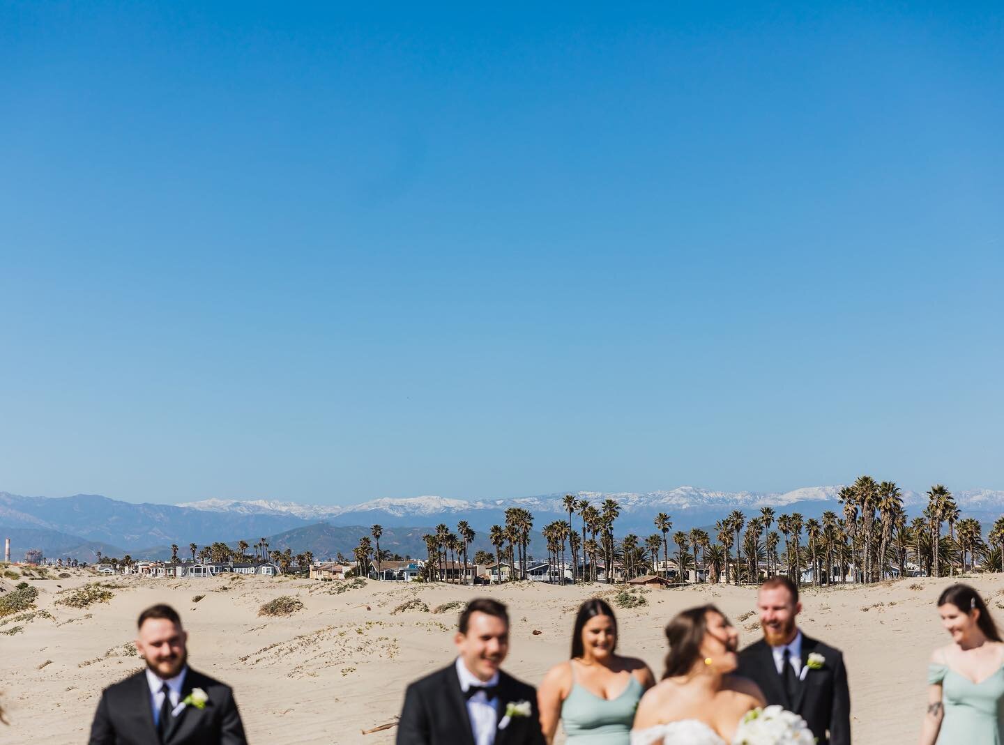 Just your run of the mill Los Angeles beach wedding with snow in the mountains ☀️ ❄️ 🏝 #jeaniehortonphotography #lasnow #oxnardwedding #lawedding #labeachwedding #socalbeachwedding #caweddingphotographer #cawedding #beachsnow #bridalparty #santabarb