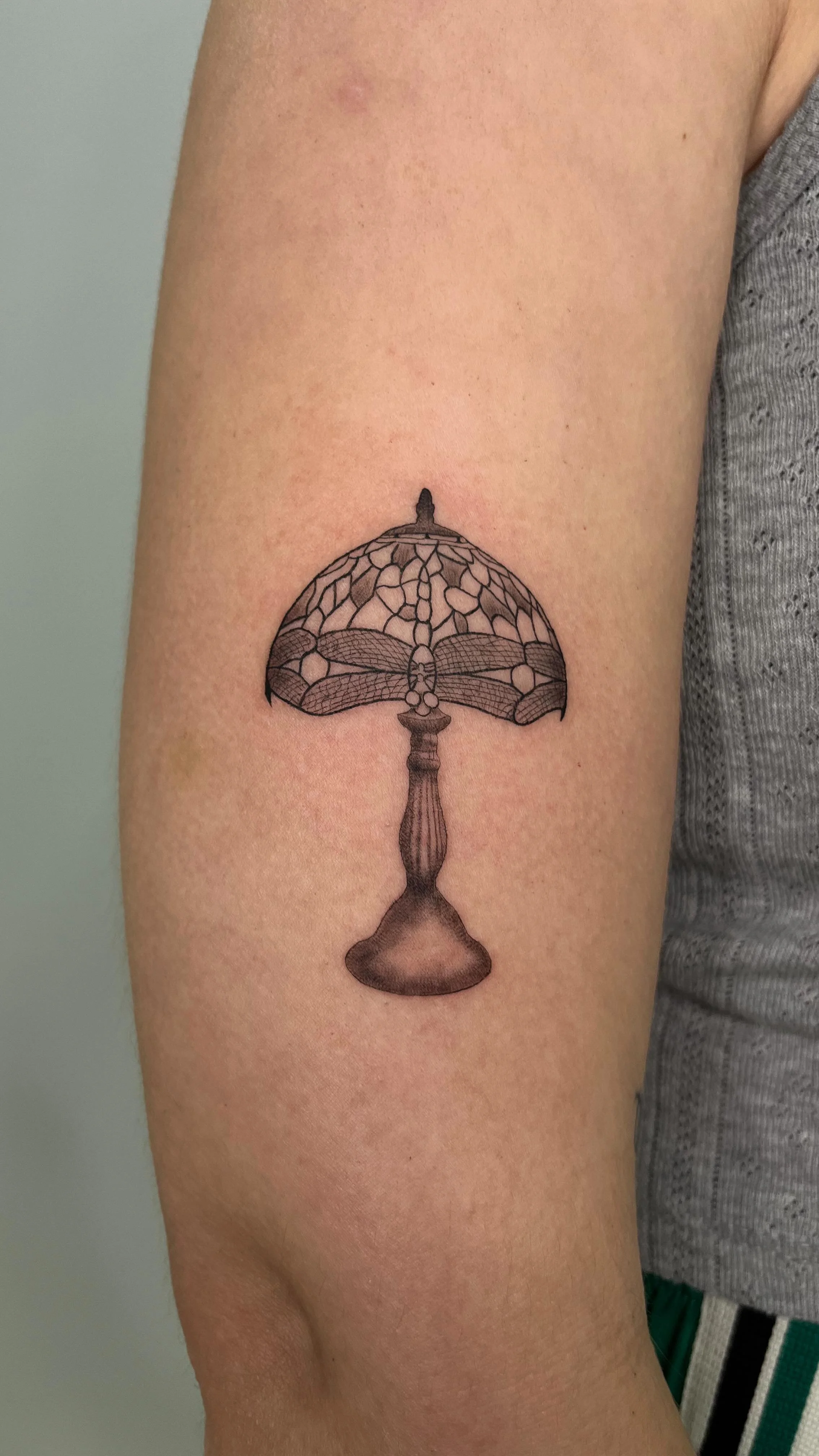 Tiffany Lamp✨
.
.
.
.
Specifically w/ dragonflies🫶🏽
#atlfinelinetattoos #fineline #finelinetattoo #finelinetattoos #finelinetattooartist #realismtattoo #minirealismtattoo #ittybittyinkk #atltattooartist #seventeen21 #tiffanylamptattoo #tiffanylamp
