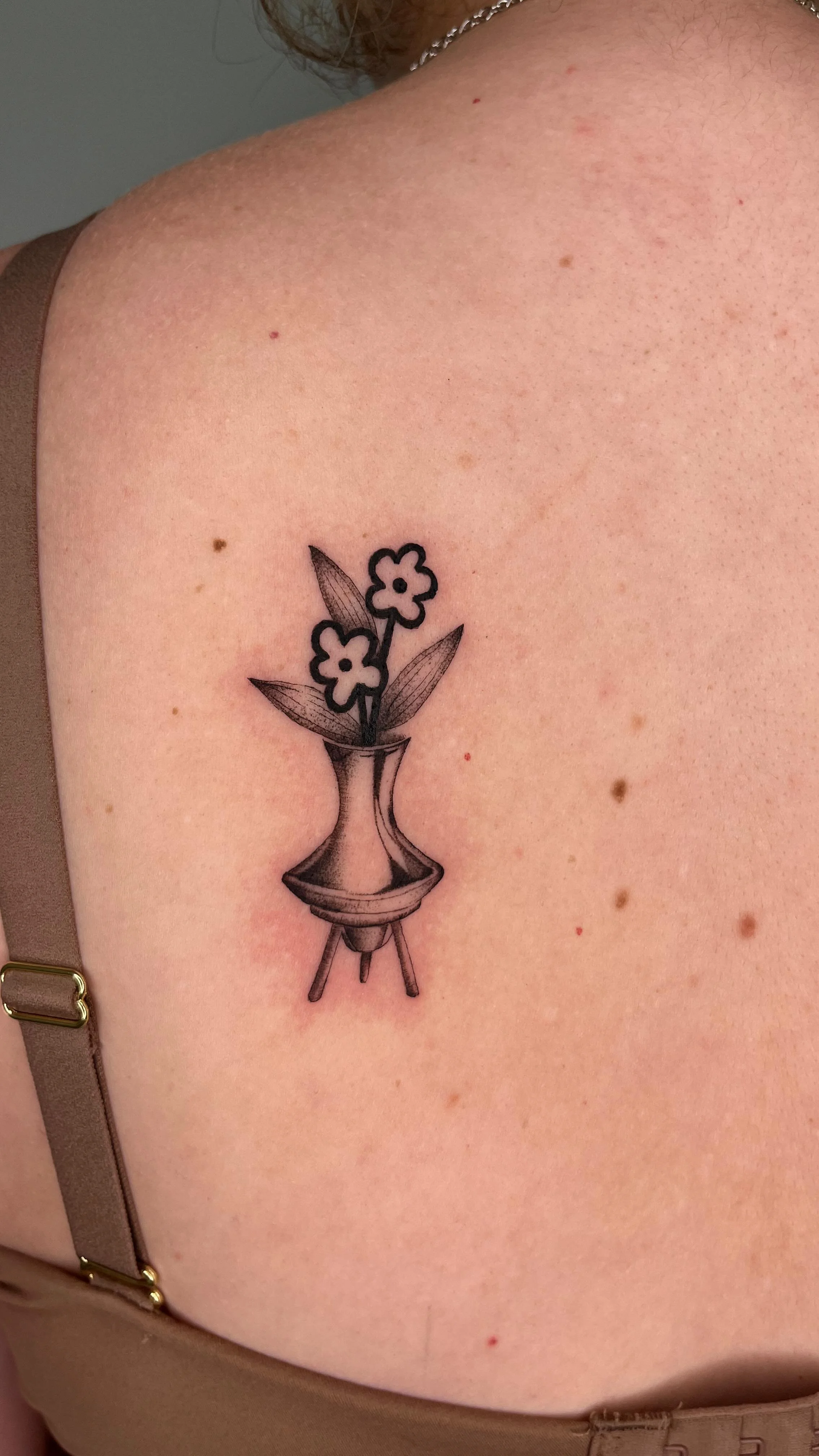 From my realism flash🌼
.
.
.
.
Ahhh I really enjoyed doing this one!! I have 2 more designs that are similar so if you’re interested send me a dm! 💬
S/O to one of my regular clients for grabbing this one! This is her 4th by me & she star
