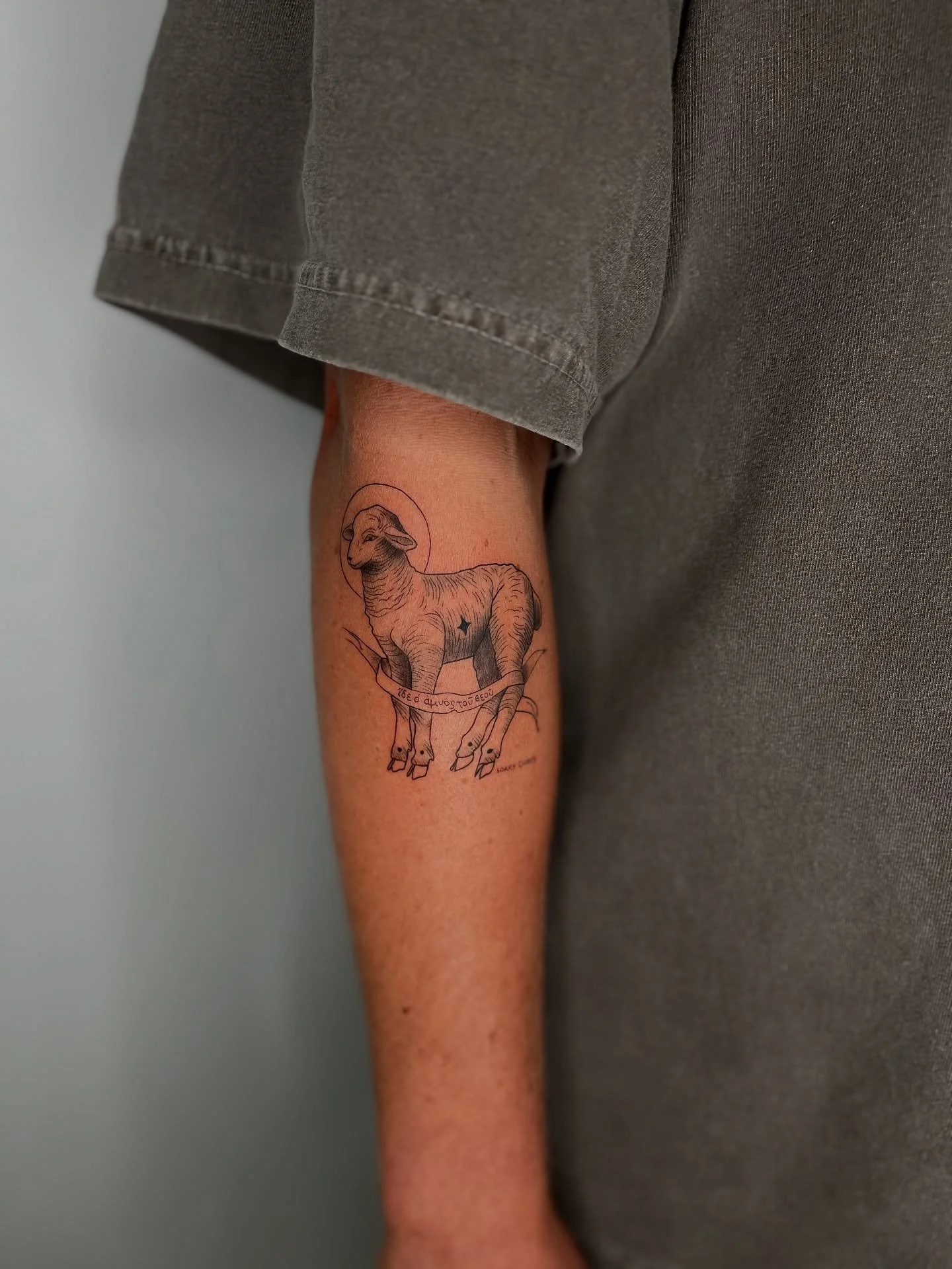 If “Mary had a lil lamb” was a tattoo 🐑
.
.
.
His friend actually drew this for him a long time ago; he finally got it done for his first tattoo! 😆🤟🏽
It Reads In Greek: Behold the Lamb of God✨
#atlfinelinetattoos #fineline #finelin