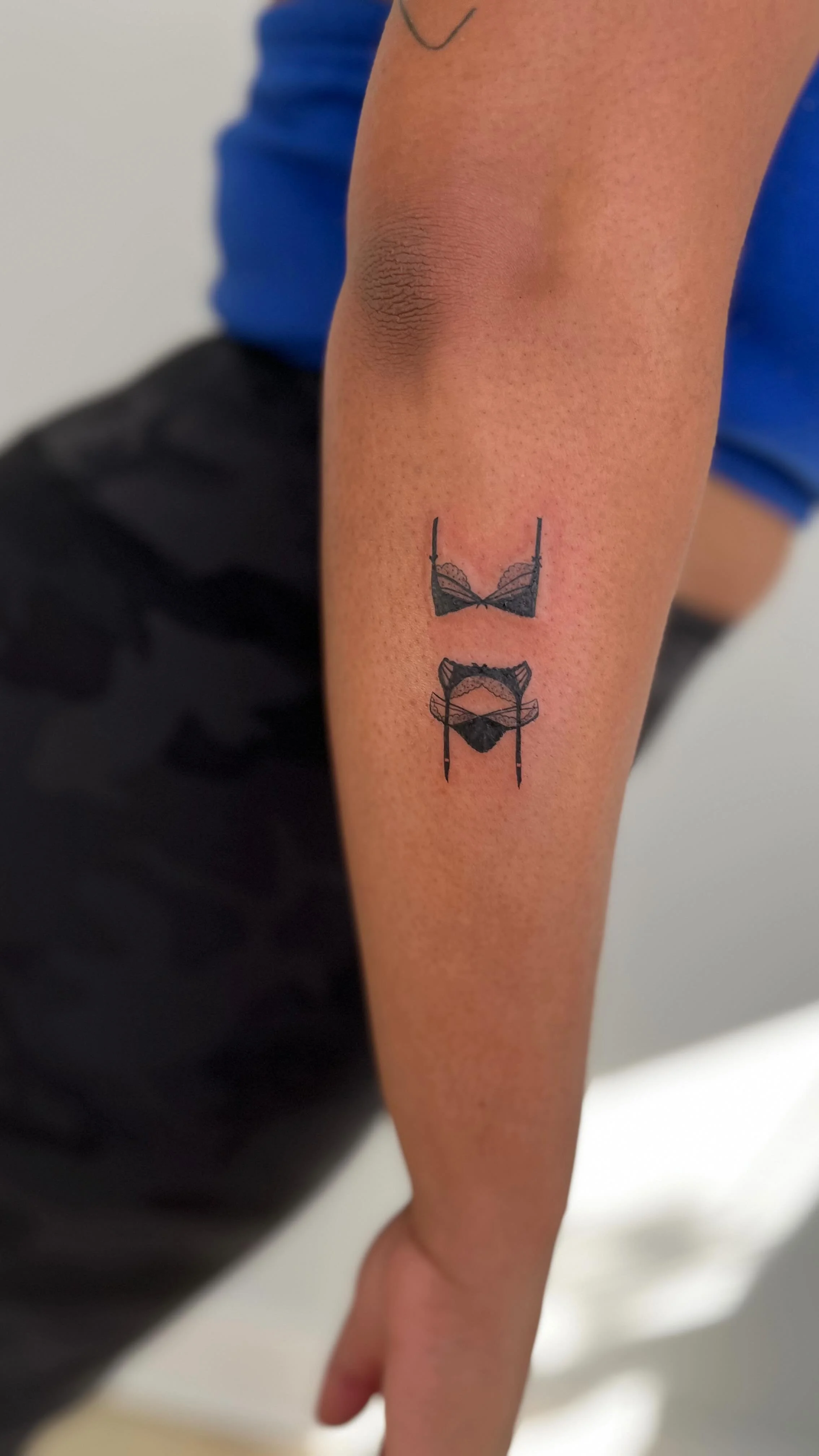 I’ve BEEN wanting to do one of these😏🫦
.
.
.
.
I’m secretly thinking of doing a flash for some different set designs! 💭
Would you get a lingerie set?!? 👀✨
#atlfinelinetattoos #fineline #finelinetattoo #finelinetattoos #finelinetat