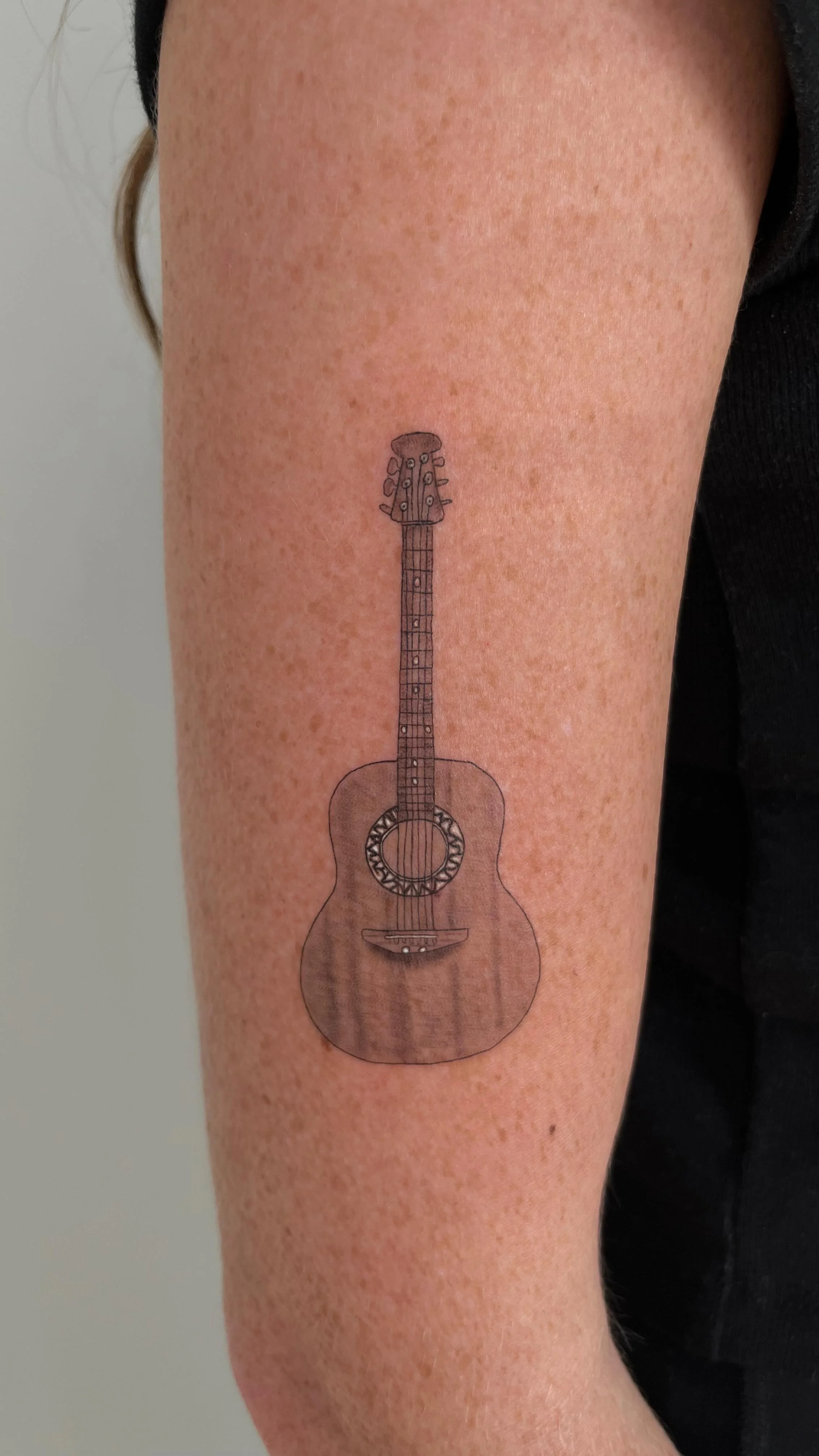 My first guitar🎸🤟🏽
.
.
.
.
.
This one was special; it was her dads guitar♥️
S/O to my client Alana for trusting me to do this for her! 🫶🏽
#atlfinelinetattoos #fineline #finelinetattoo #finelinetattoos #finelinetattooartist #realismtatt