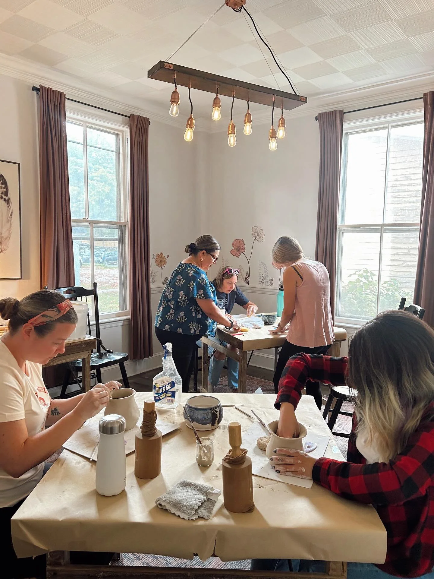 So many creative workshops behind the barn doors over the next few weeks! 

Gratitude Mugs ~ this Saturday 11/8 with @merakidesigned ($85)

Watercolor Wreath &amp; Florals ~ next Thursday with @pshawillustration ($55)

Highland Cow Canvas Paint ~ 11/